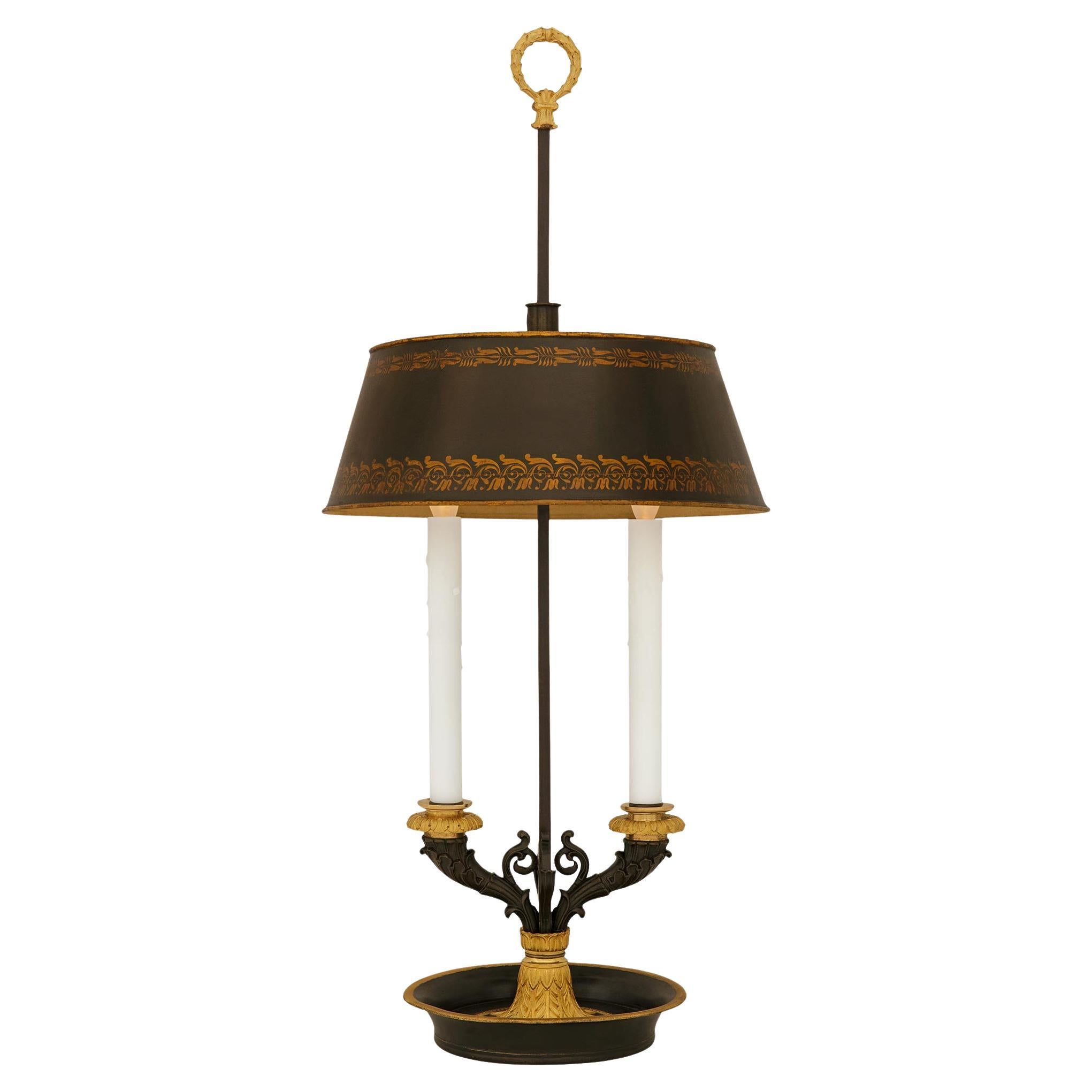 Lampada francese del XIX secolo del periodo Charles X in bronzo patinato, tole e ormeggio