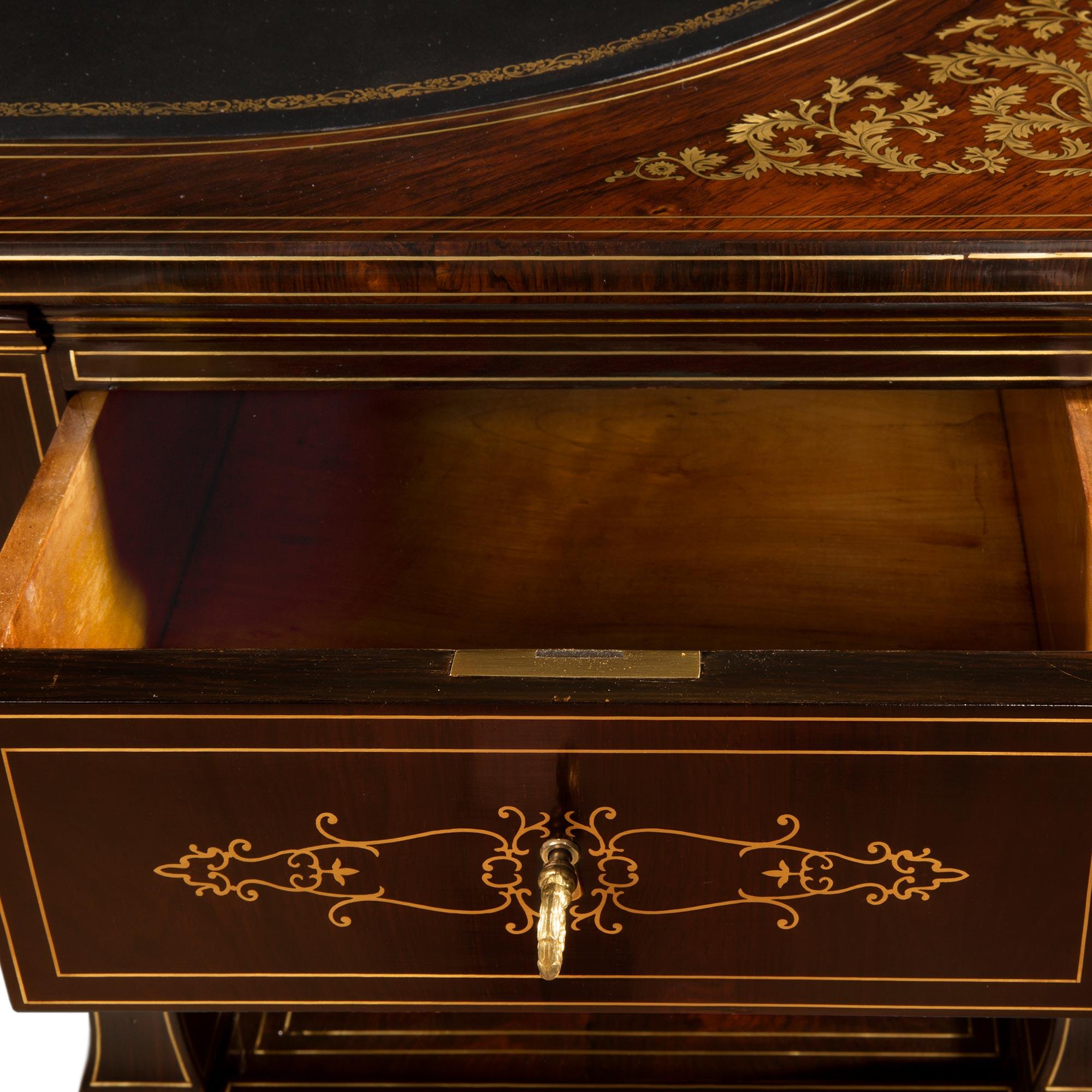 Bureau français du 19ème siècle d'époque Charles X en bois de rose et laiton incrusté en vente 3