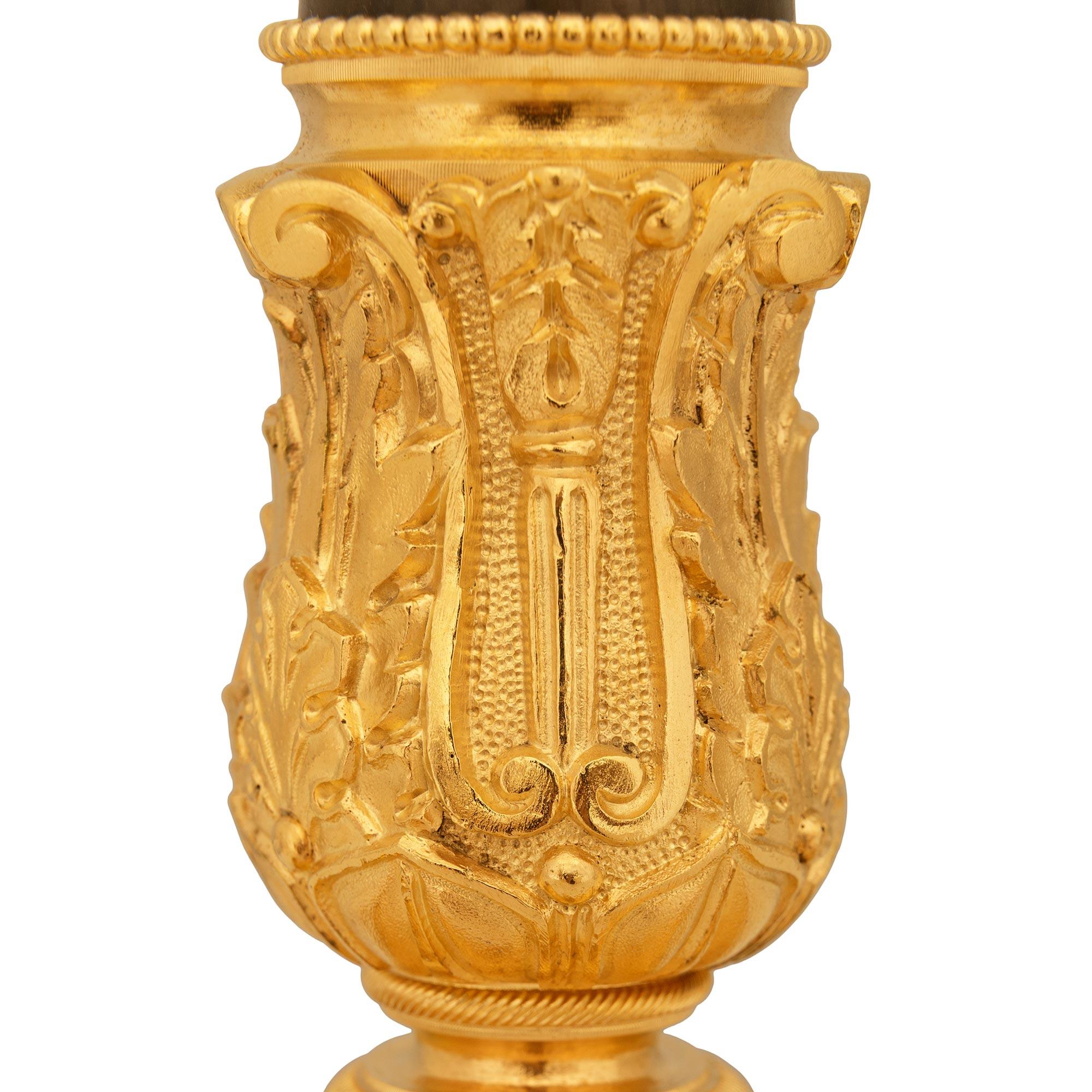 French 19th century Charles X st. Calacatta marble, Bronze and Ormolu lamps en Bueno estado para la venta en West Palm Beach, FL