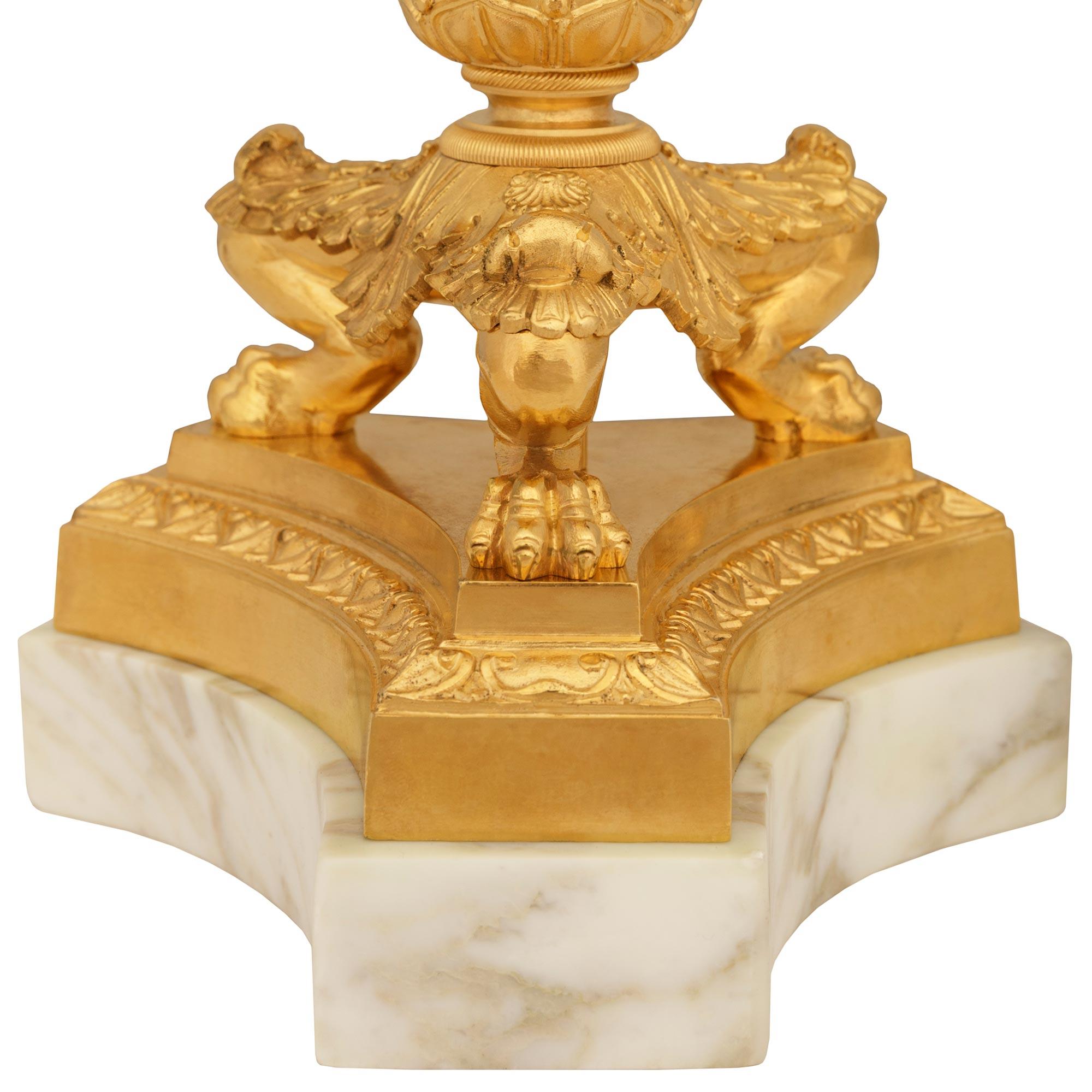French 19th century Charles X st. Calacatta marble, Bronze and Ormolu lamps Bronce en venta