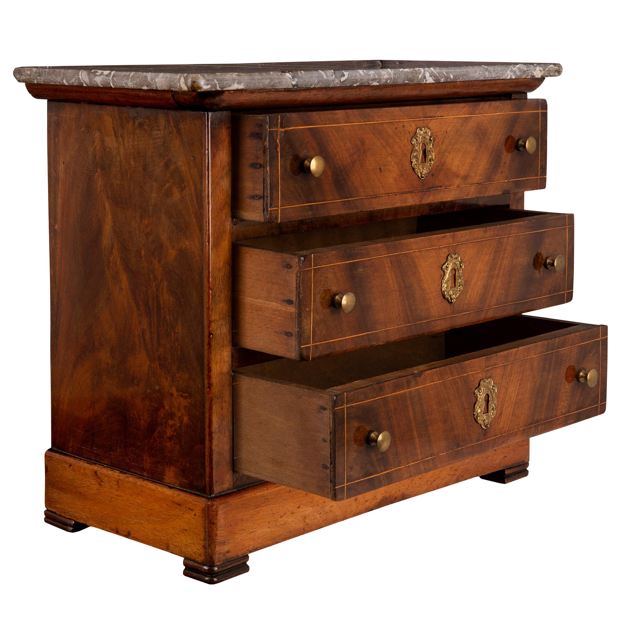 Francese Commode de Maitrise in quercia e marmo di Charles X del XIX secolo in vendita