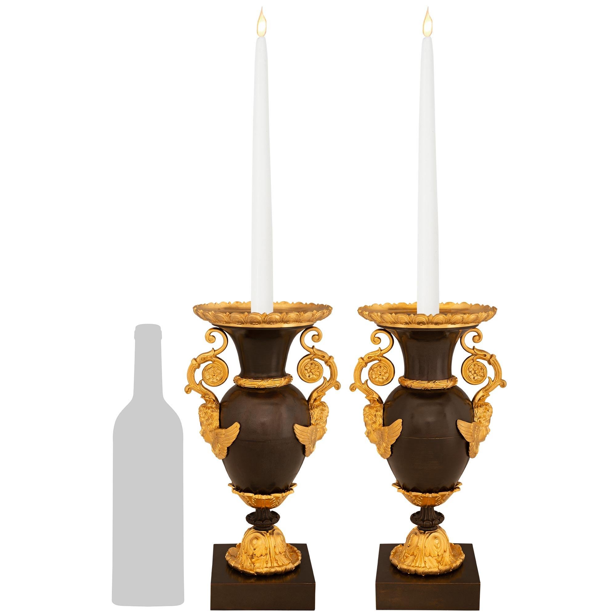 Una coppia elegante e molto decorativa di urne a cassoletta in bronzo patinato e ormolu del XIX secolo di St. Charles. Ciascuna cassoletta è sollevata da uno zoccolo a forma di foglia d'acanto sopra un supporto in bronzo patinato. Sopra lo zoccolo