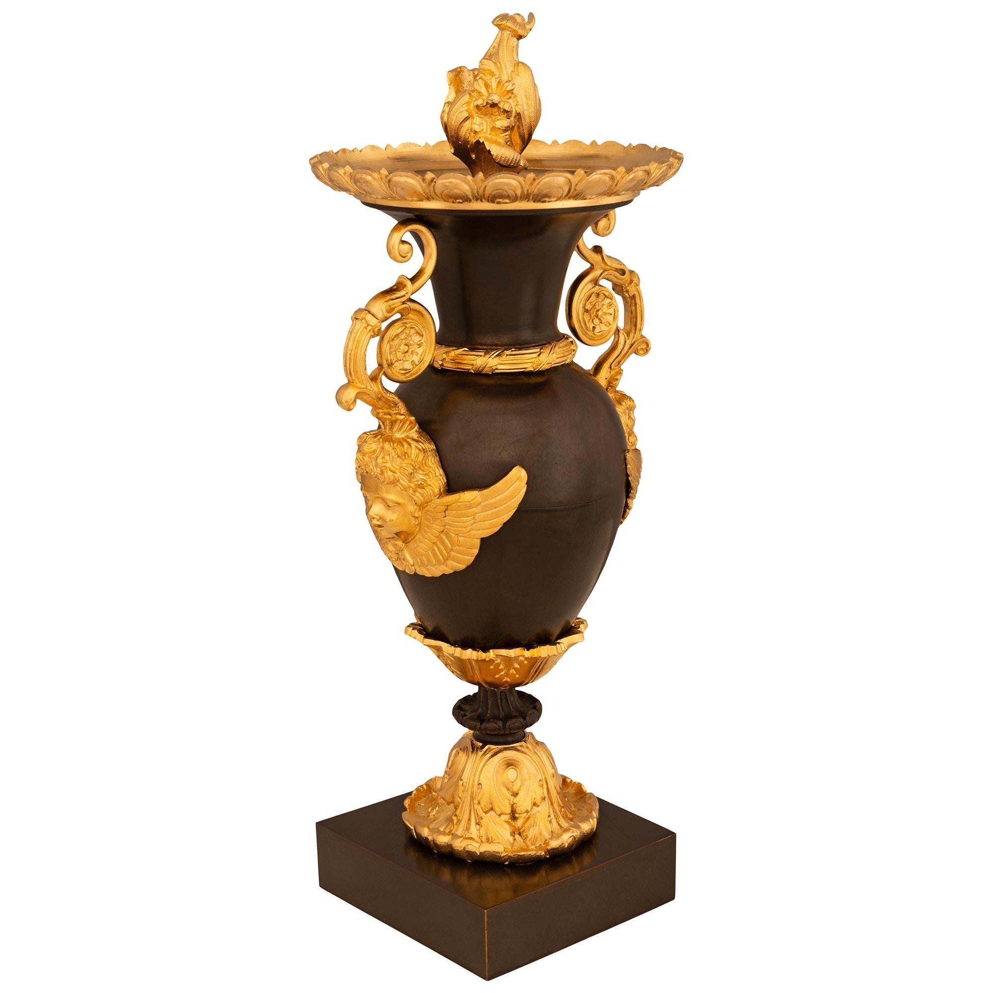 Francese Urne a cassoletta in bronzo patinato e ormolu del XIX secolo di St. Charles X. in vendita