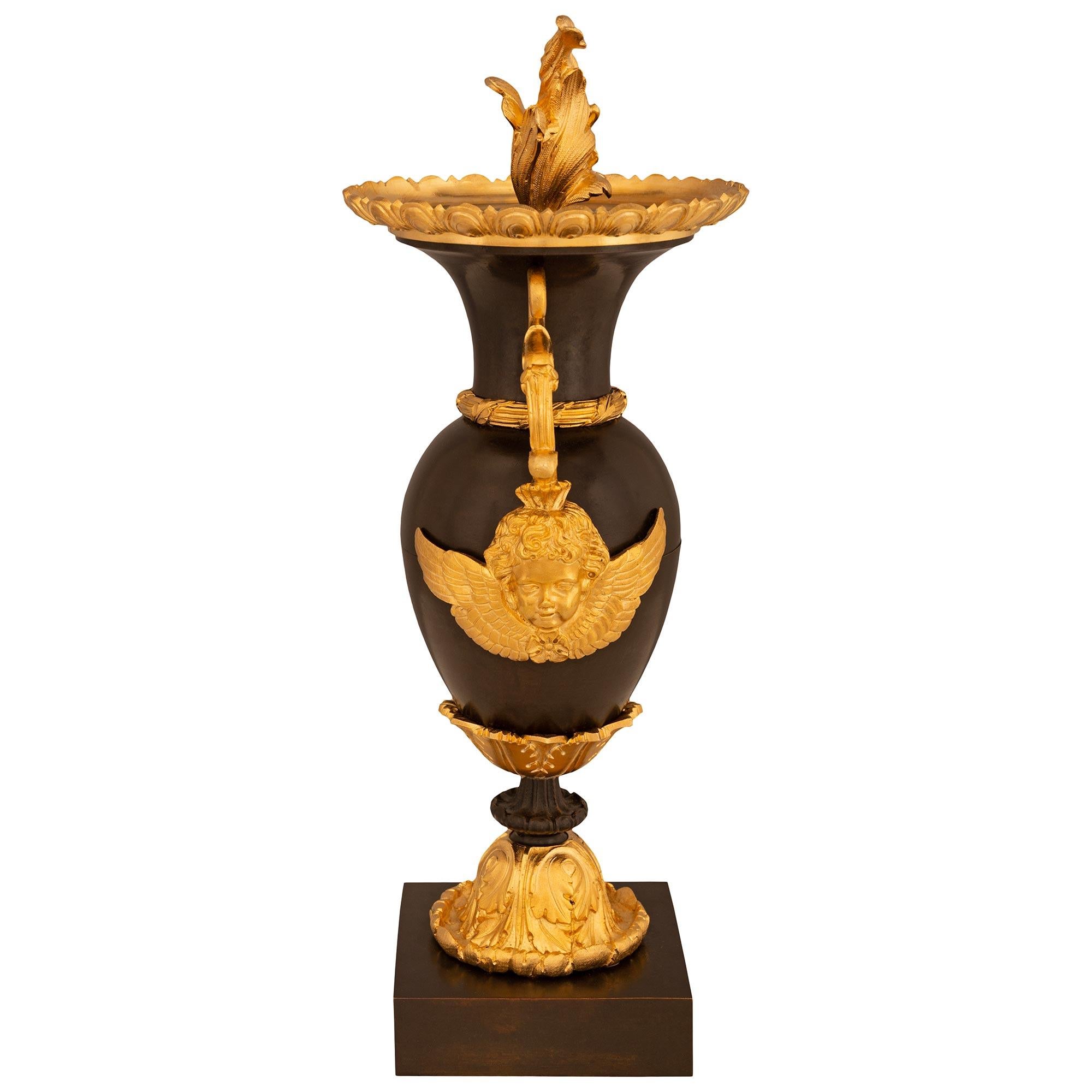 Urne a cassoletta in bronzo patinato e ormolu del XIX secolo di St. Charles X. In condizioni buone in vendita a West Palm Beach, FL