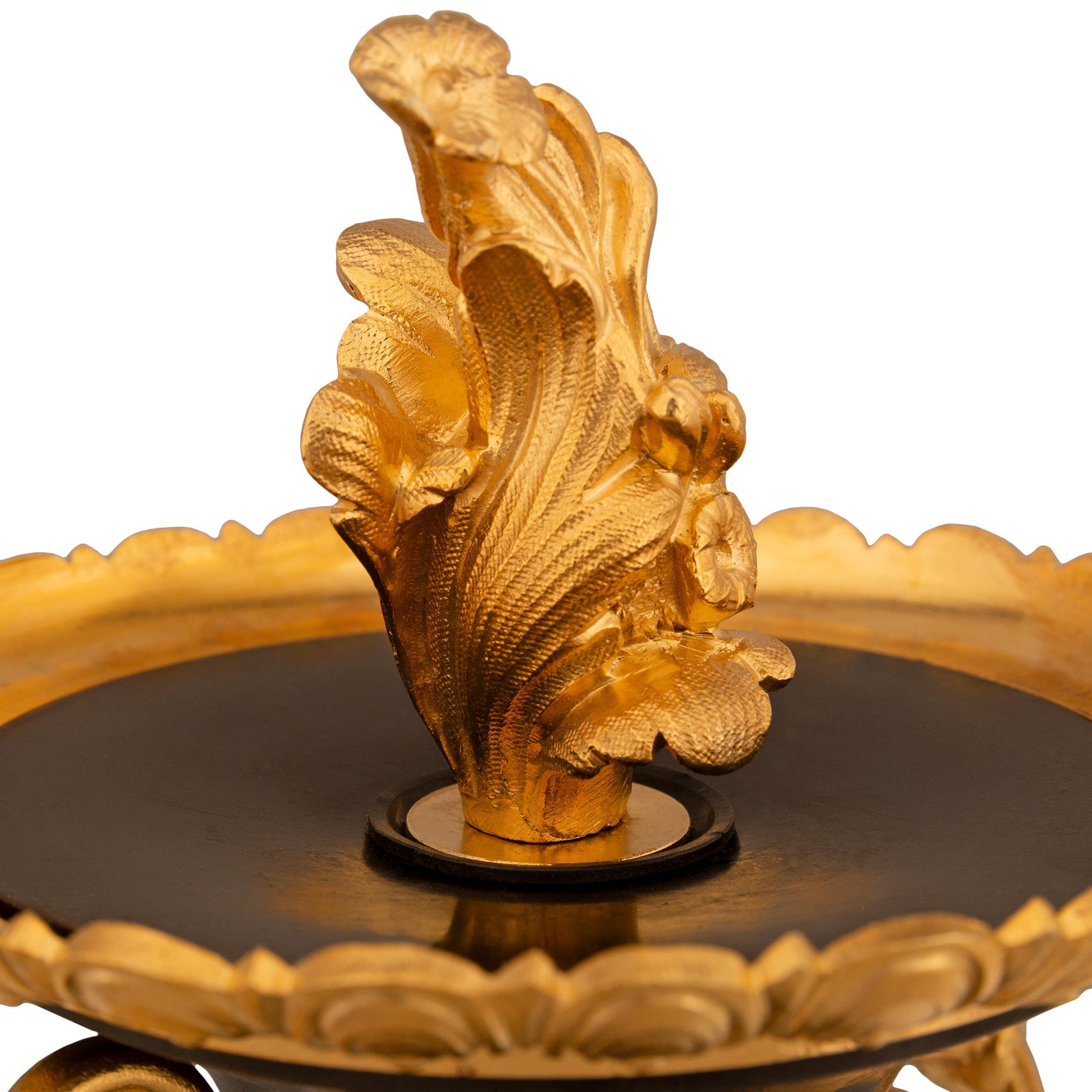 Bronzo Urne a cassoletta in bronzo patinato e ormolu del XIX secolo di St. Charles X. in vendita