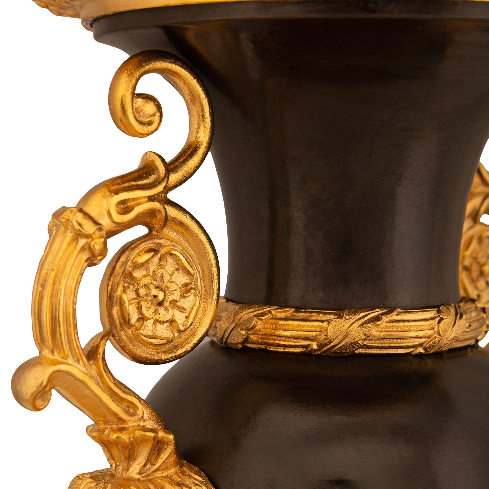 Urne a cassoletta in bronzo patinato e ormolu del XIX secolo di St. Charles X. in vendita 1