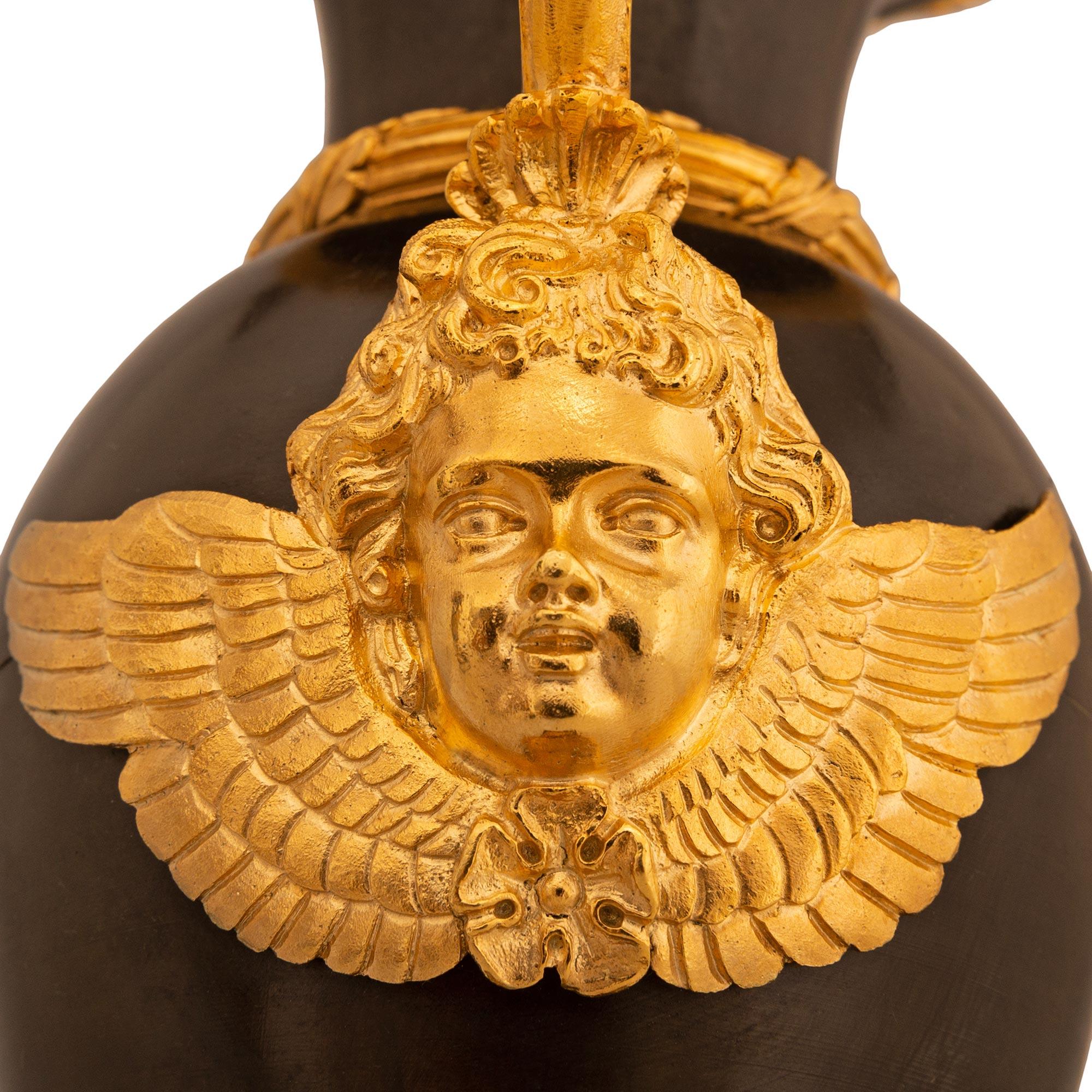 Urne a cassoletta in bronzo patinato e ormolu del XIX secolo di St. Charles X. in vendita 2