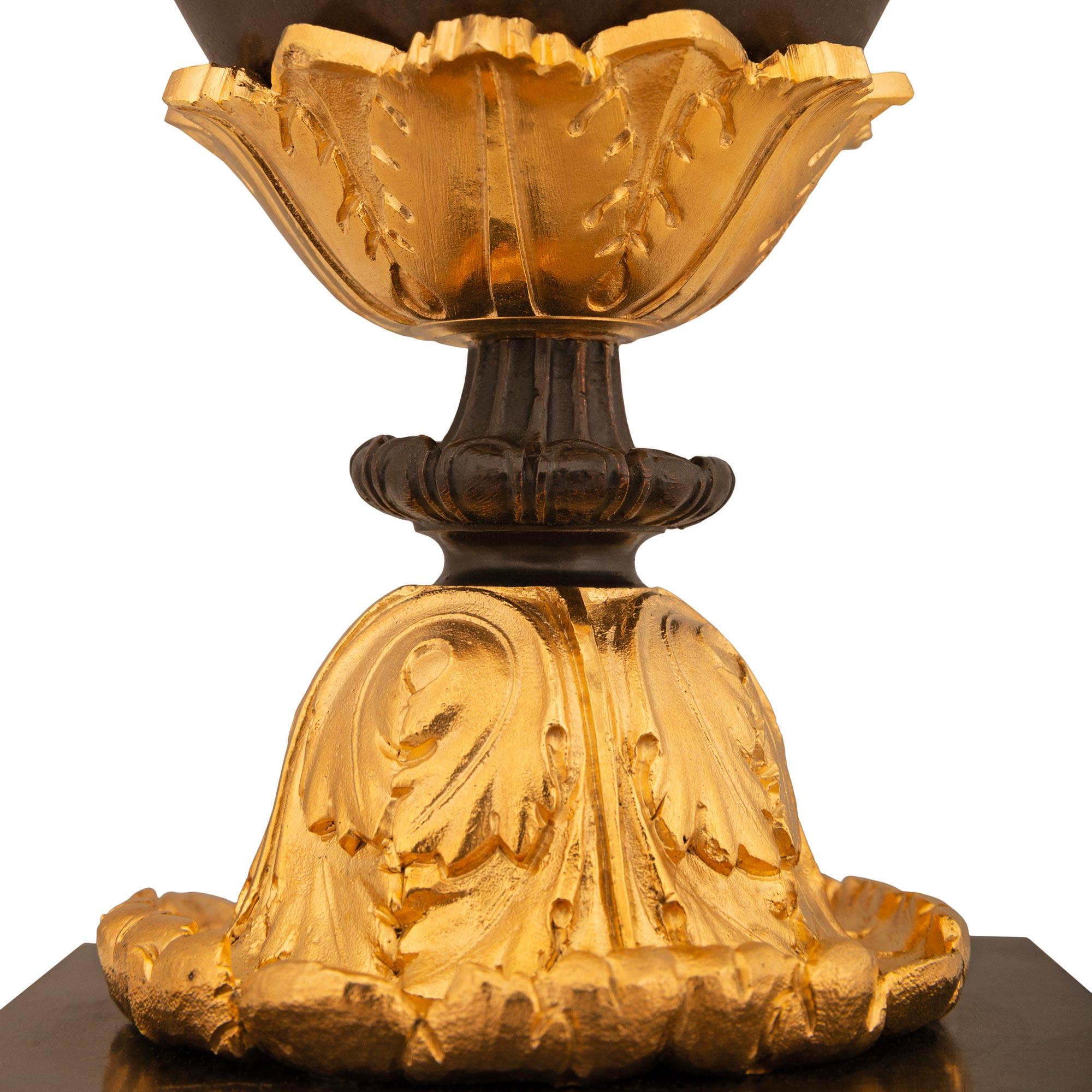Urne a cassoletta in bronzo patinato e ormolu del XIX secolo di St. Charles X. in vendita 3