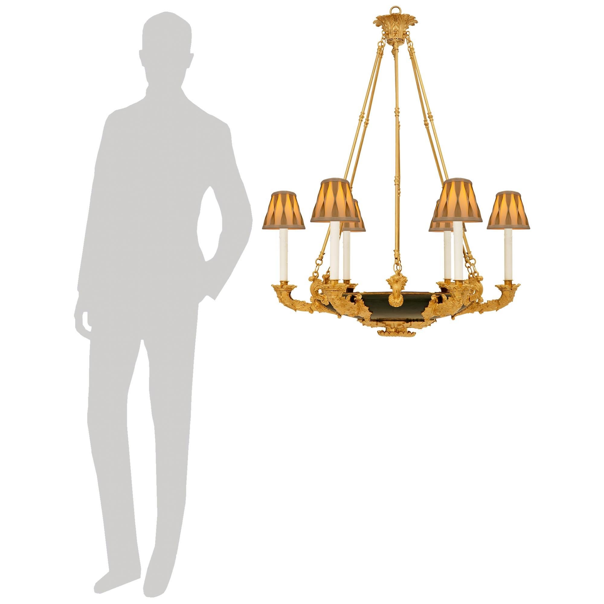 Magnifique lustre en bronze patiné et bronze doré du XIXe siècle de Charles X, de grande qualité. Ce magnifique lustre à six bras de lumière vert patiné est centré par une monture inférieure en bronze doré à feuilles d'acanthe avec une rosette