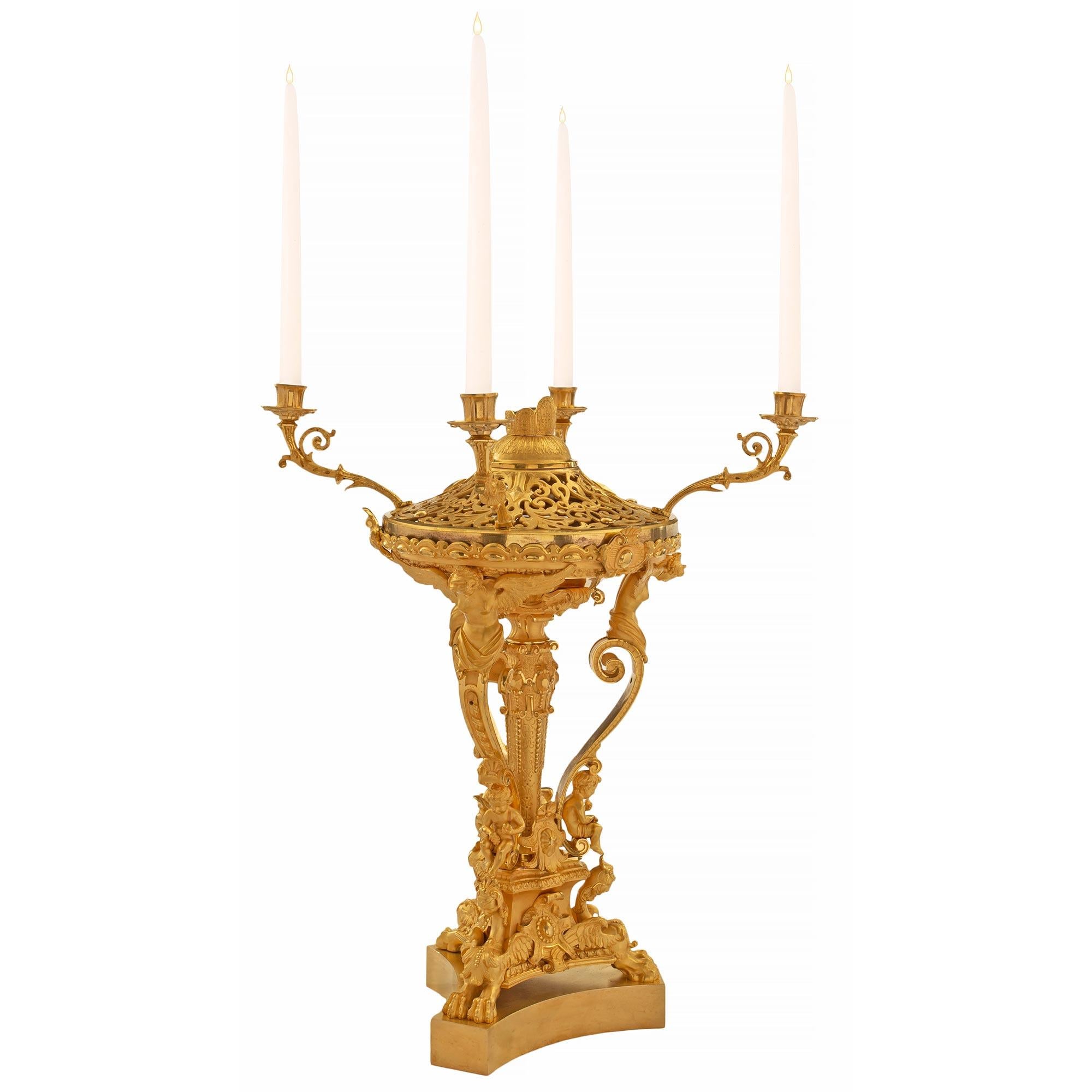 XIXe siècle Centre de table français du 19ème siècle de style Charles X en bronze doré avec partie supérieure en forme de pot Pourri en vente