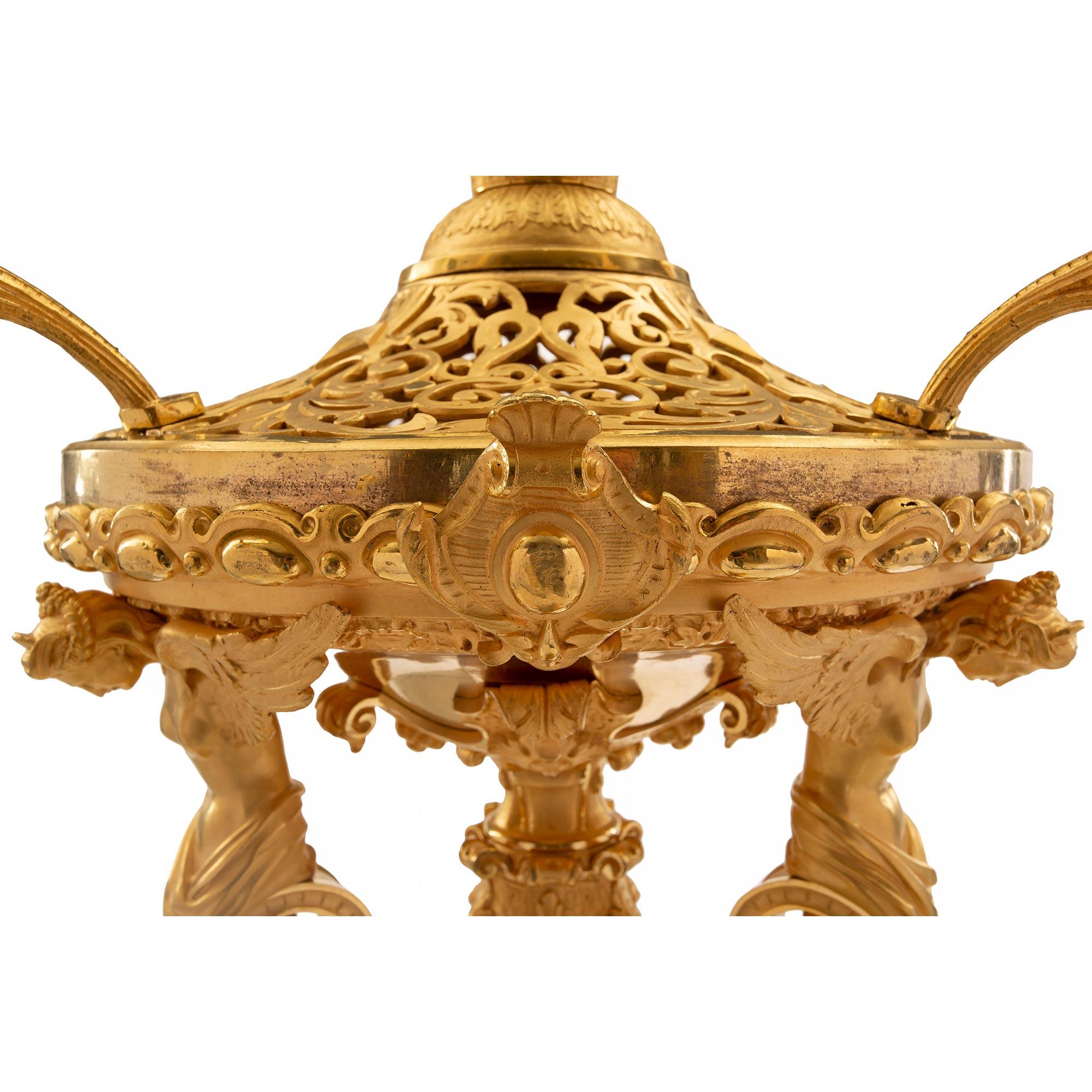 Bronze doré Centre de table français du 19ème siècle de style Charles X en bronze doré avec partie supérieure en forme de pot Pourri en vente