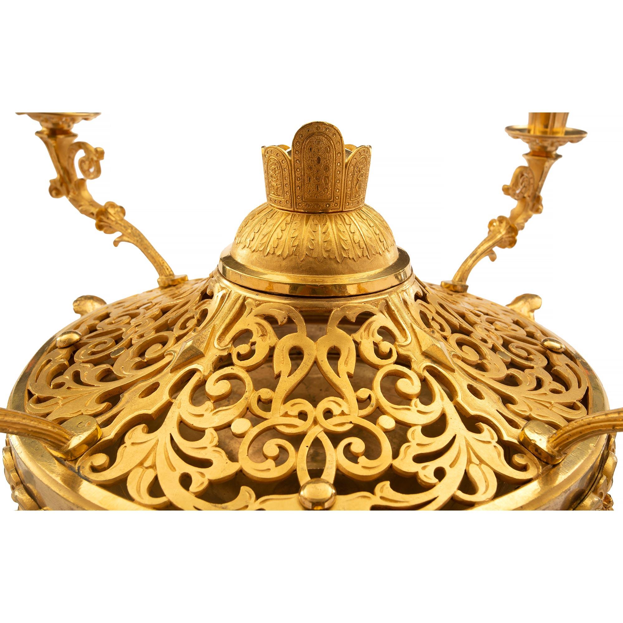 Centre de table français du 19ème siècle de style Charles X en bronze doré avec partie supérieure en forme de pot Pourri en vente 1