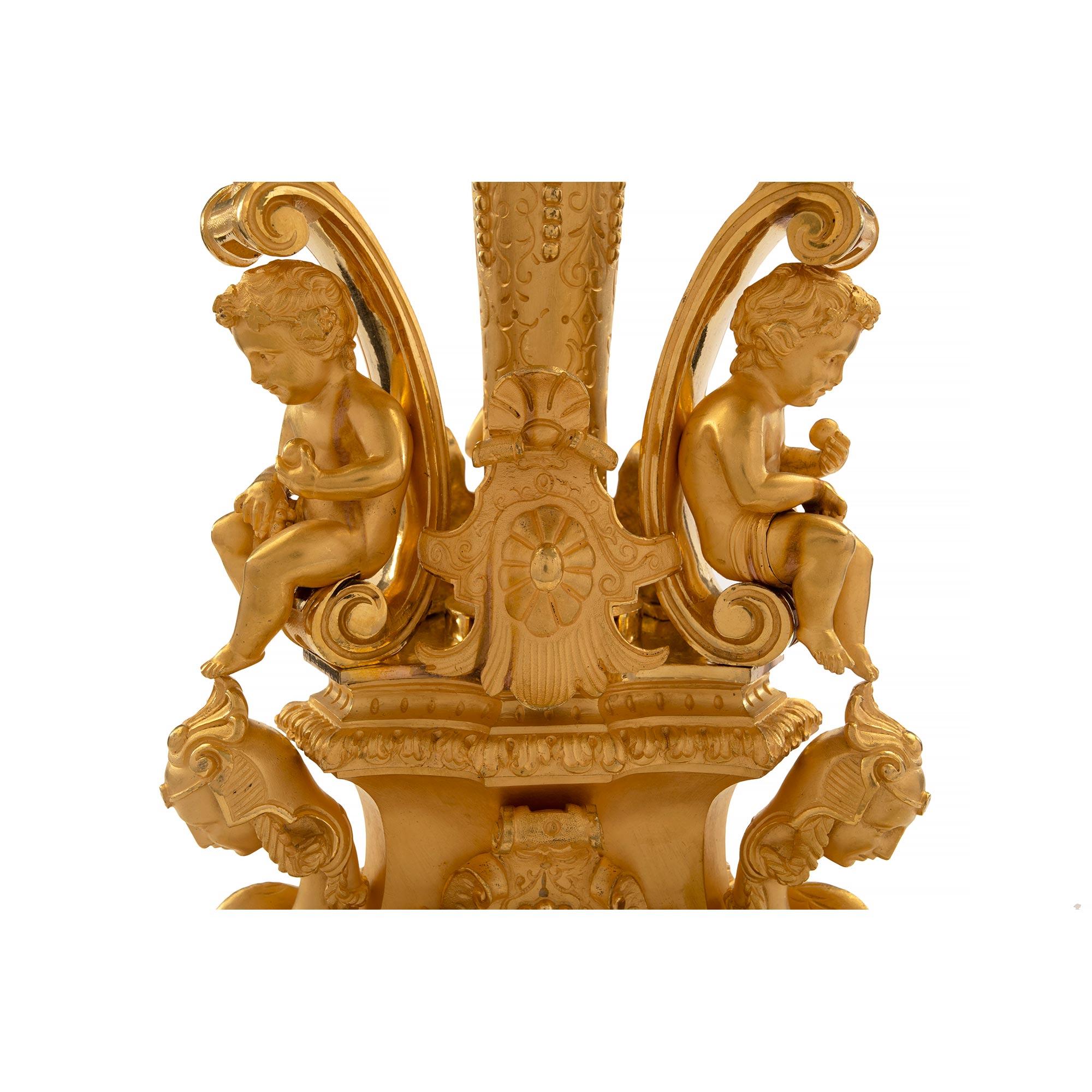 Centre de table français du 19ème siècle de style Charles X en bronze doré avec partie supérieure en forme de pot Pourri en vente 3