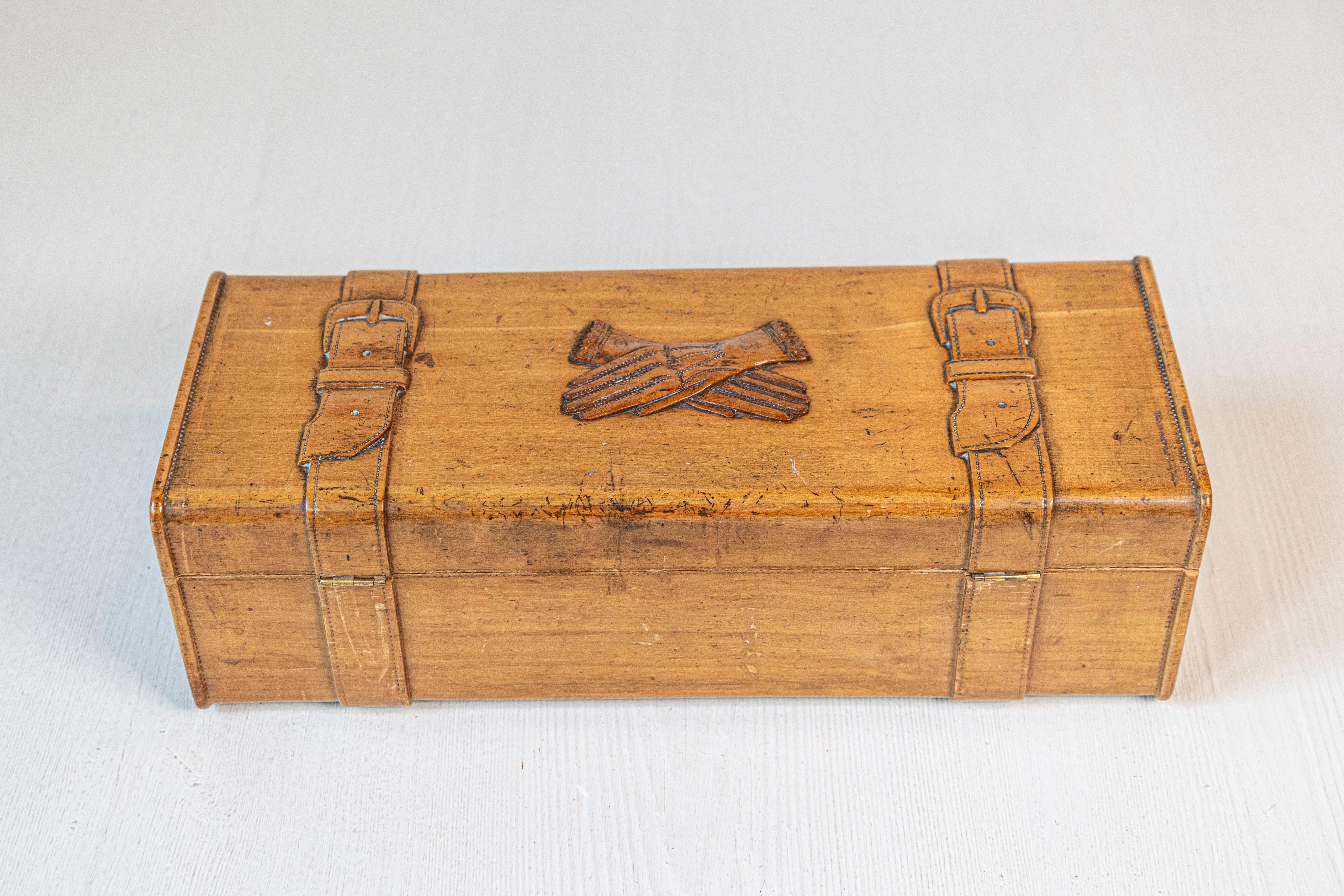 Français Boîte à gants française du 19ème siècle en cerisier et laiton avec motifs sculptés en bas-relief en vente