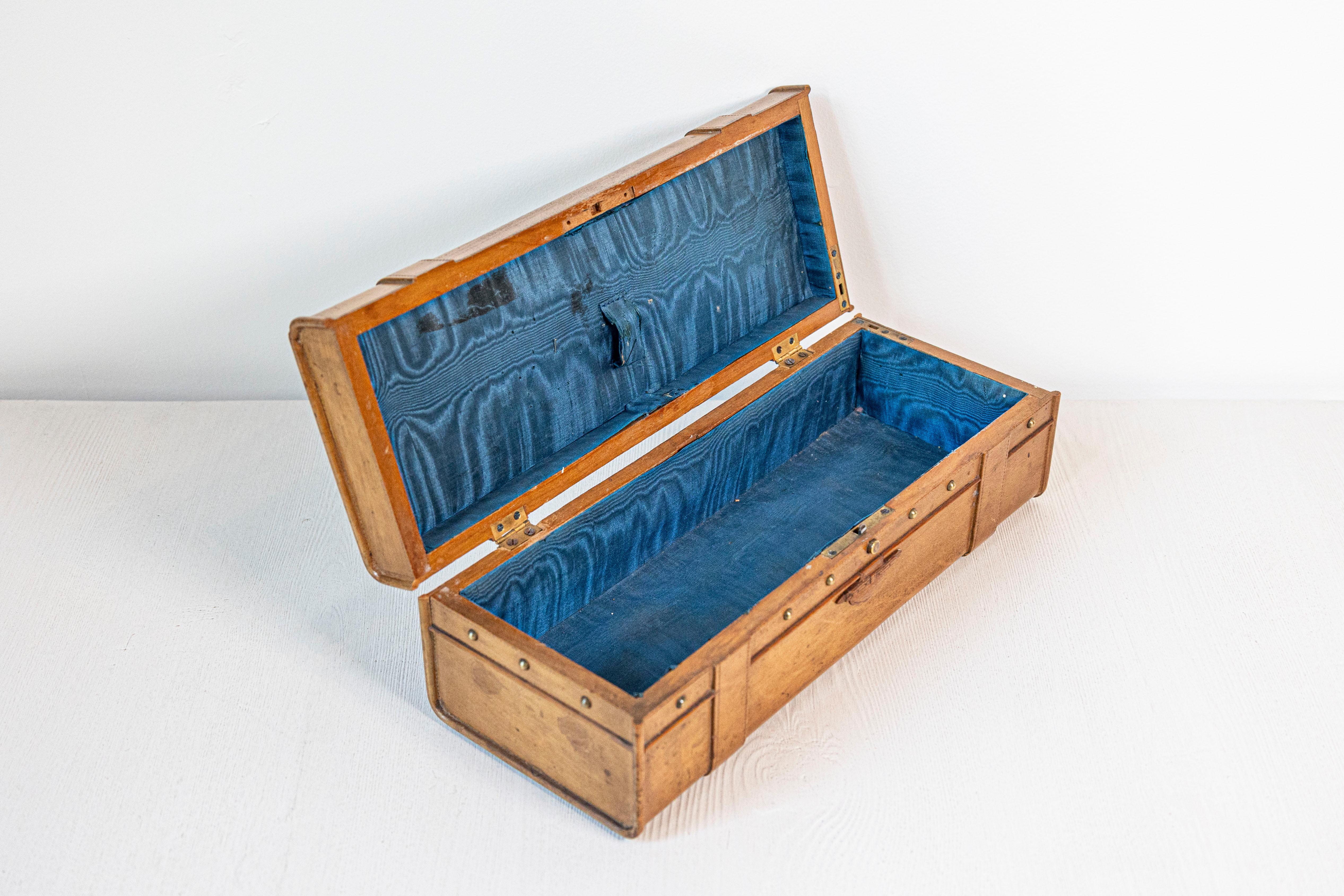 Sculpté Boîte à gants française du 19ème siècle en cerisier et laiton avec motifs sculptés en bas-relief en vente