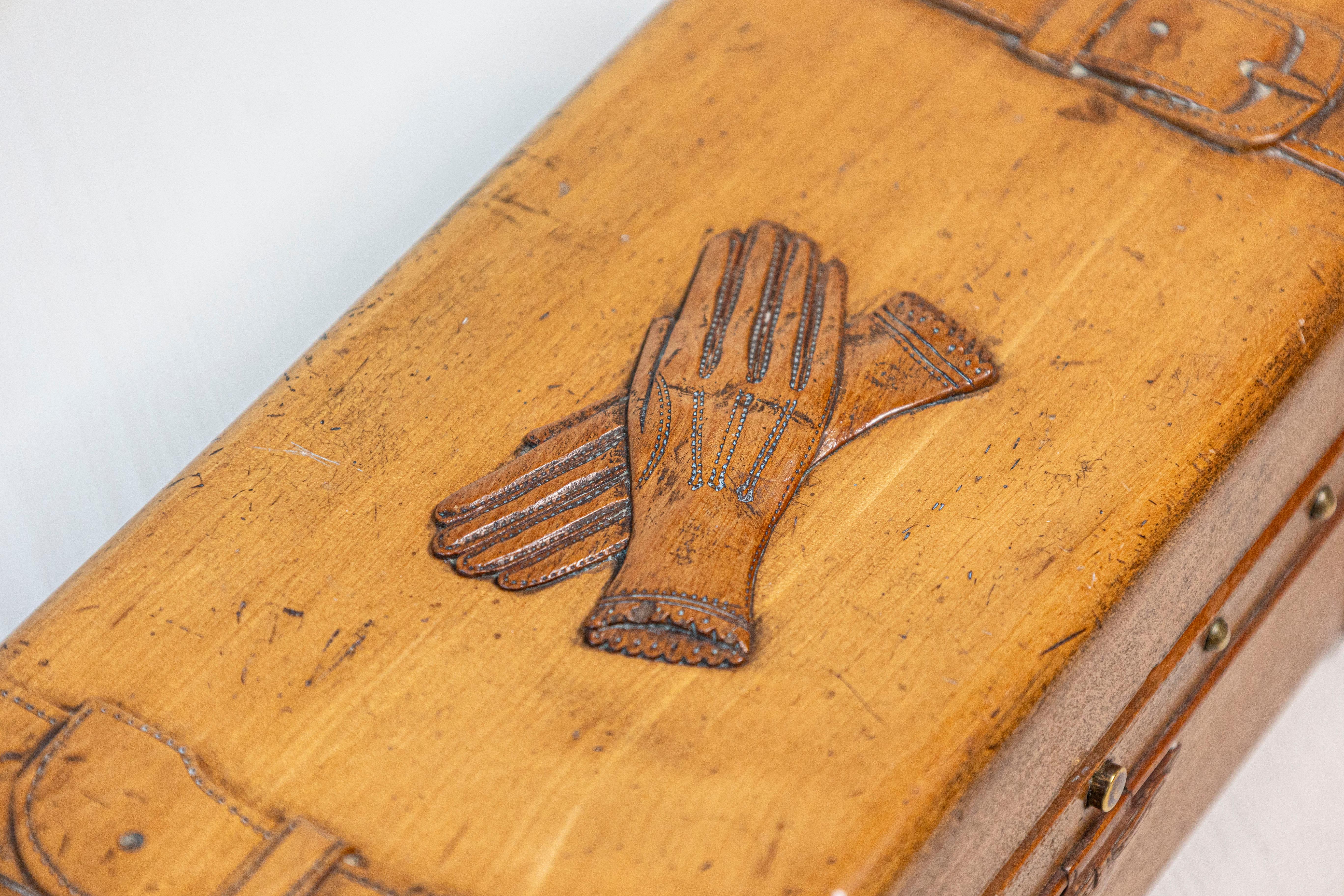XIXe siècle Boîte à gants française du 19ème siècle en cerisier et laiton avec motifs sculptés en bas-relief en vente
