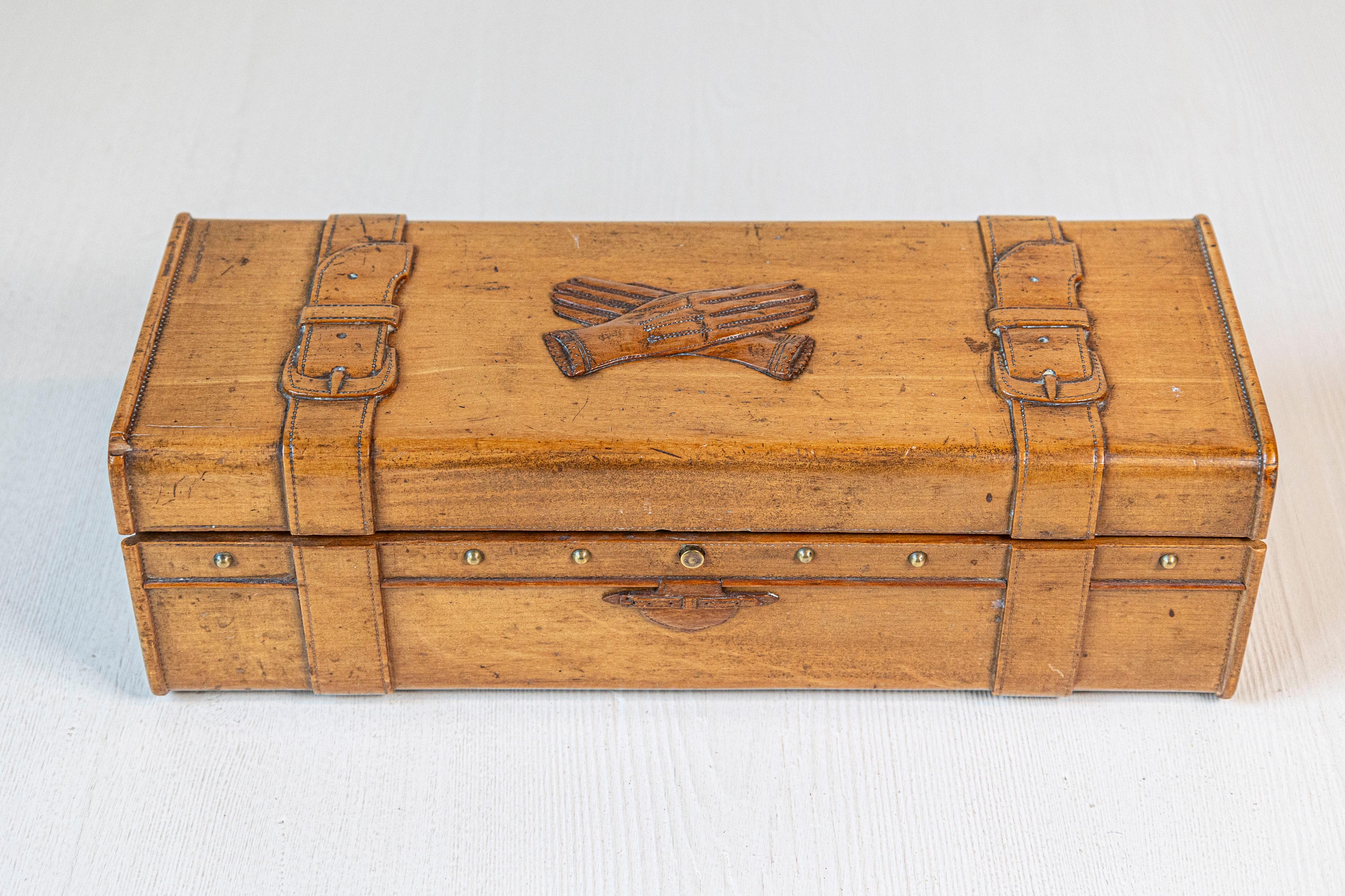 Boîte à gants française du 19ème siècle en cerisier et laiton avec motifs sculptés en bas-relief en vente 2