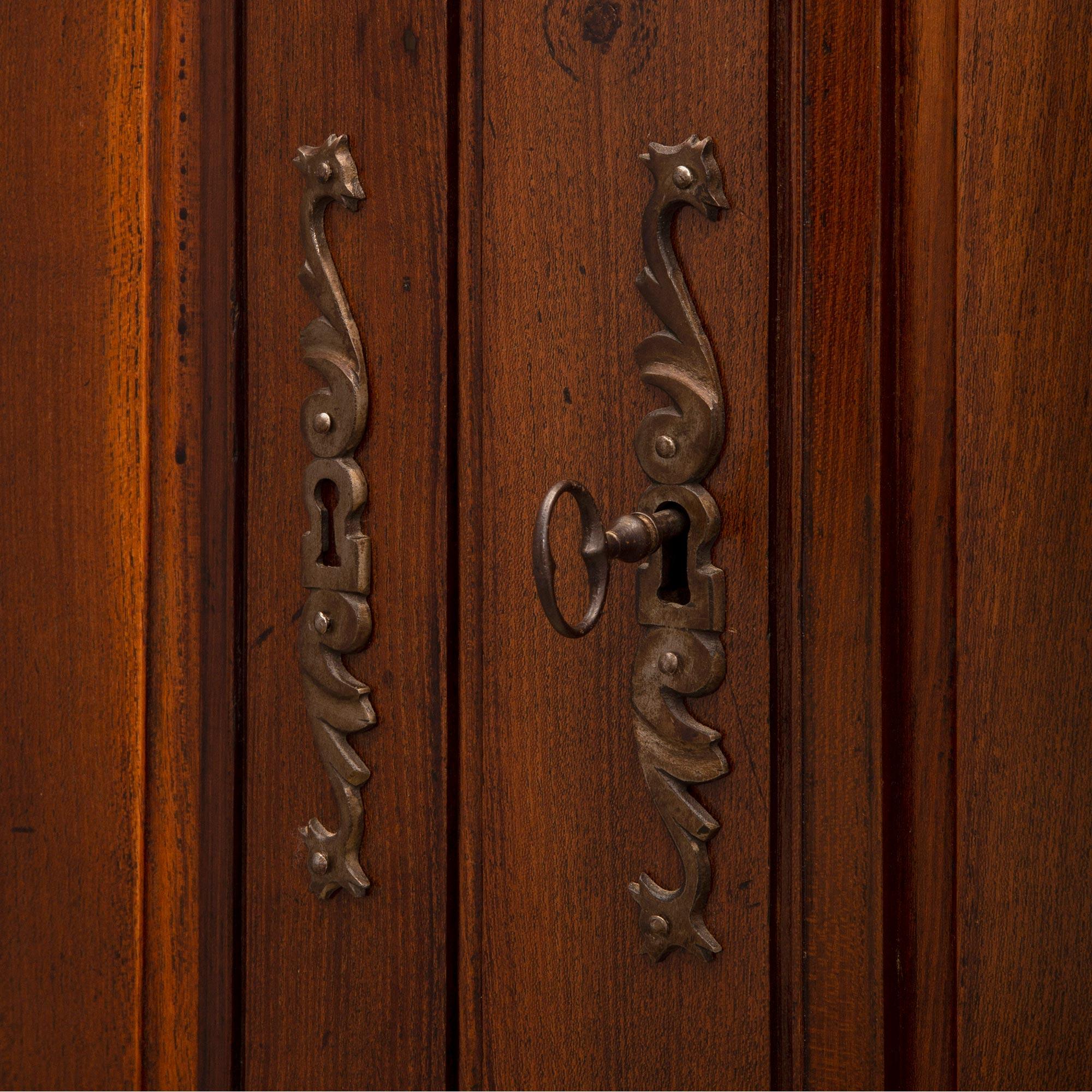 Eckschrank aus Kirschbaumholz mit zwei Türen aus dem 19. Jahrhundert (Kirsche) im Angebot