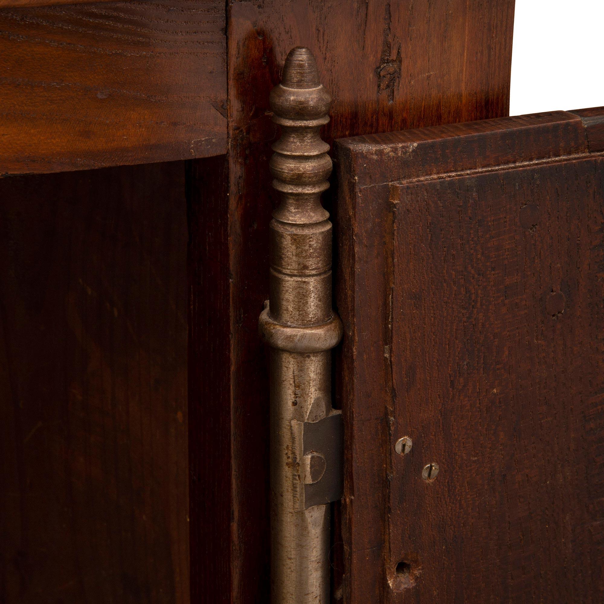 Eckschrank aus Kirschbaumholz mit zwei Türen aus dem 19. Jahrhundert im Angebot 1