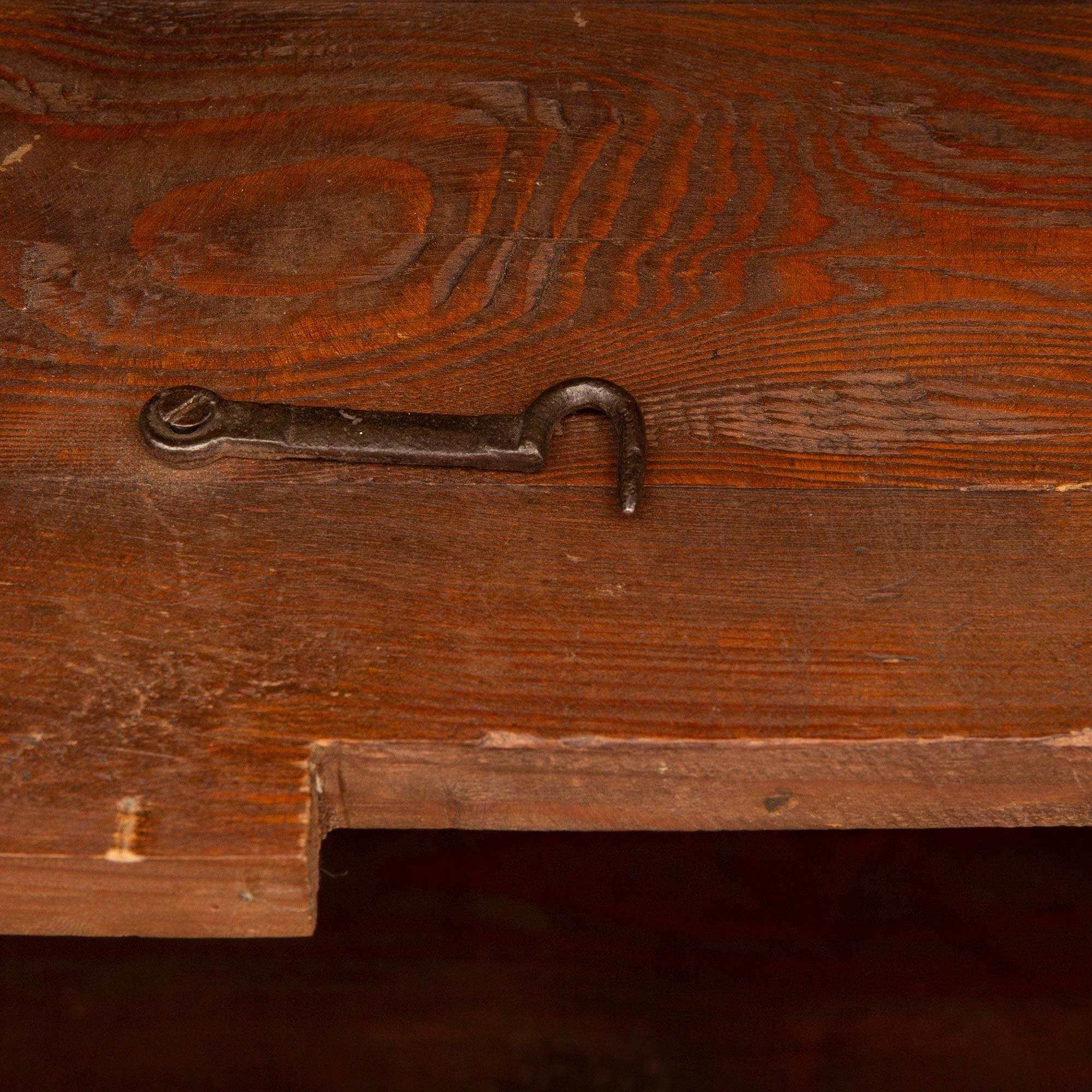 Eckschrank aus Kirschbaumholz mit zwei Türen aus dem 19. Jahrhundert im Angebot 3