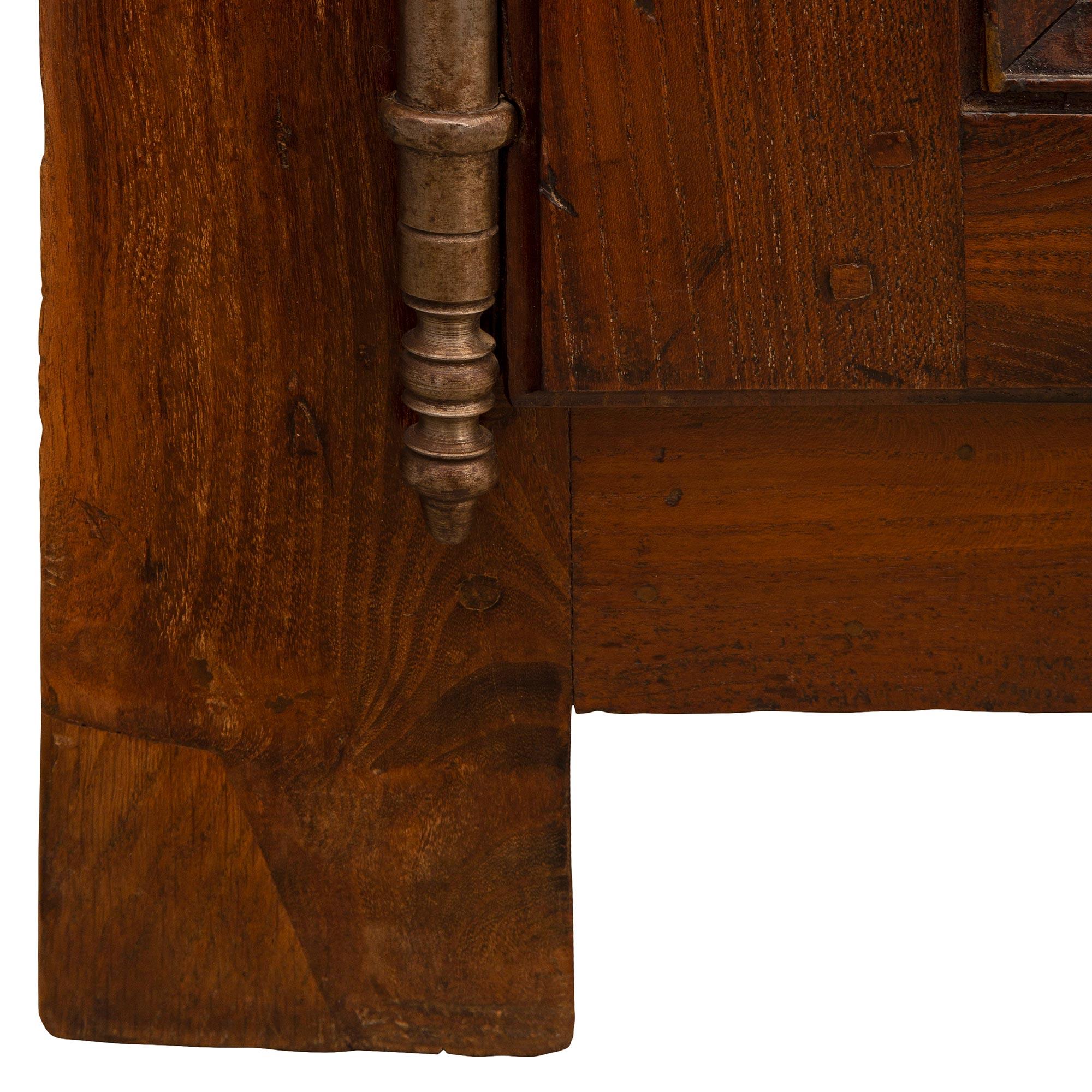 Eckschrank aus Kirschbaumholz mit zwei Türen aus dem 19. Jahrhundert im Angebot 4