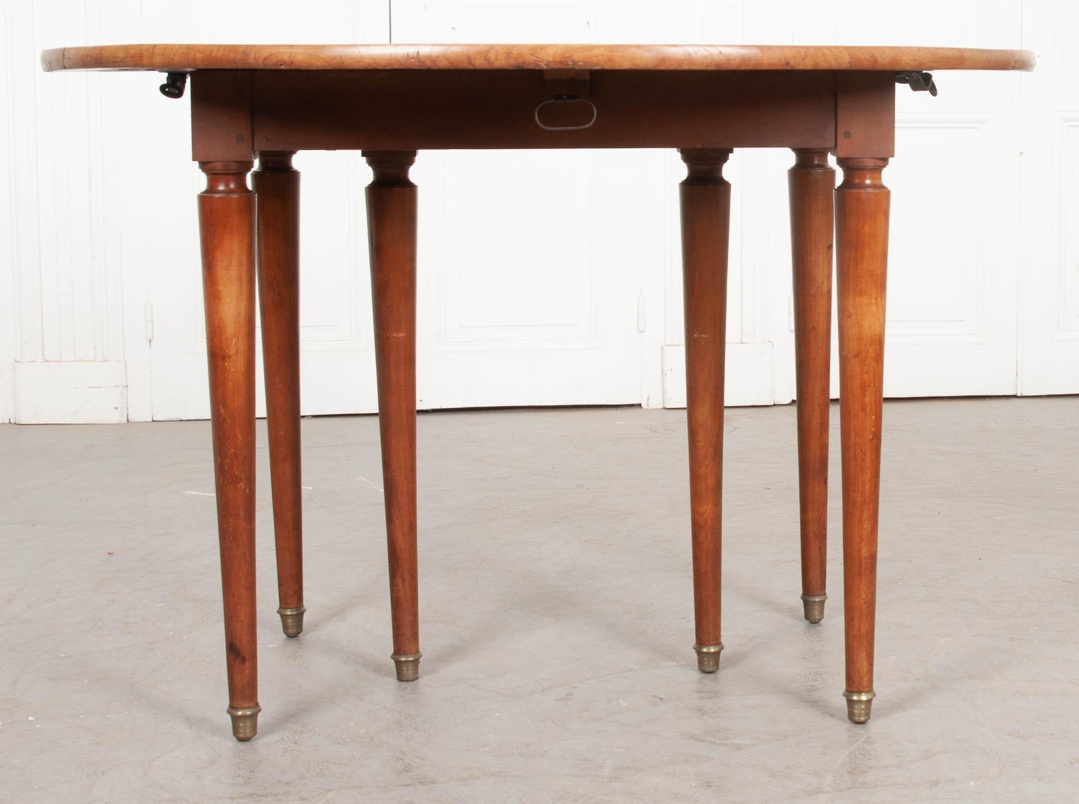 French 19th Century Cherry Extending Drop Leaf Table In Good Condition In Baton Rouge, LA