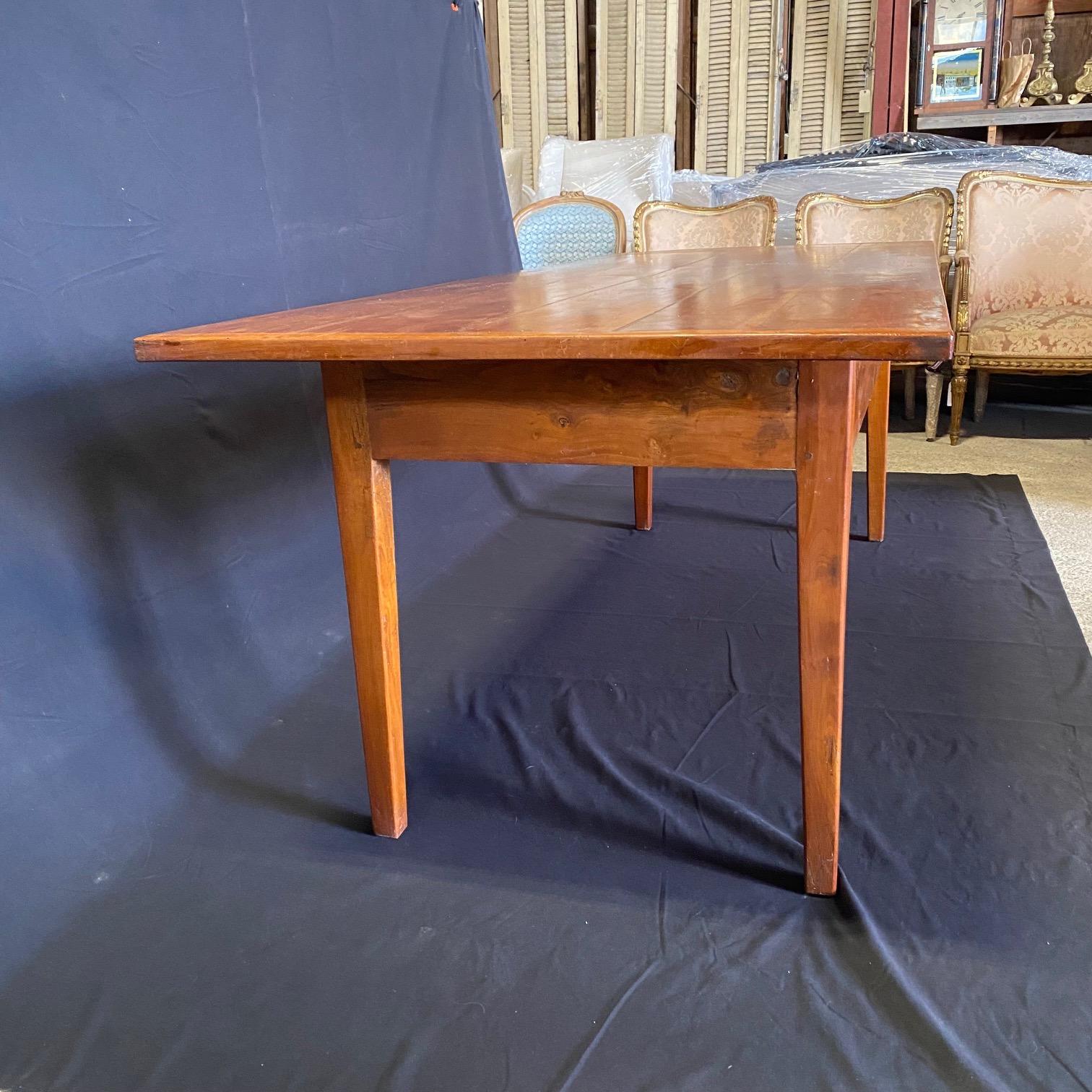 Table à manger de ferme en cerisier de Provence du 19ème siècle en vente 3