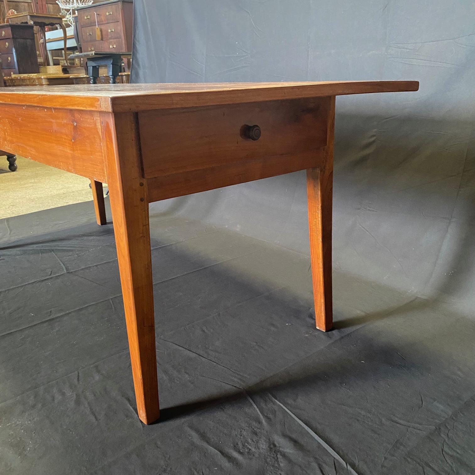 Table à manger de ferme en cerisier de Provence du 19ème siècle en vente 4