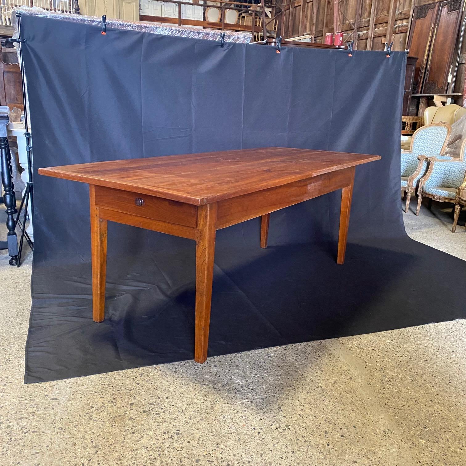 Table à manger de ferme en cerisier de Provence du 19ème siècle en vente 5