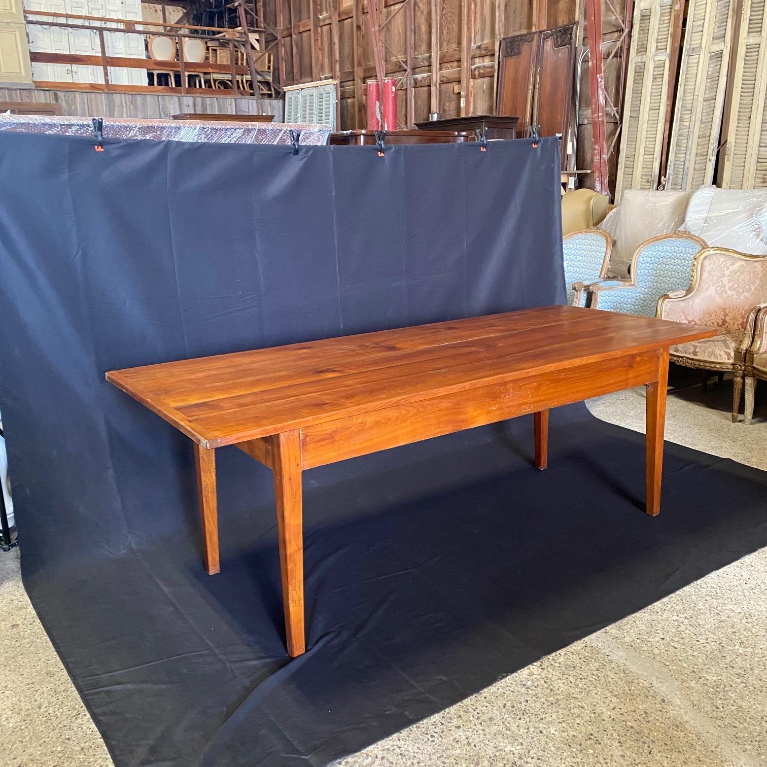 Table à manger de ferme en cerisier de Provence du 19ème siècle Bon état - En vente à Hopewell, NJ
