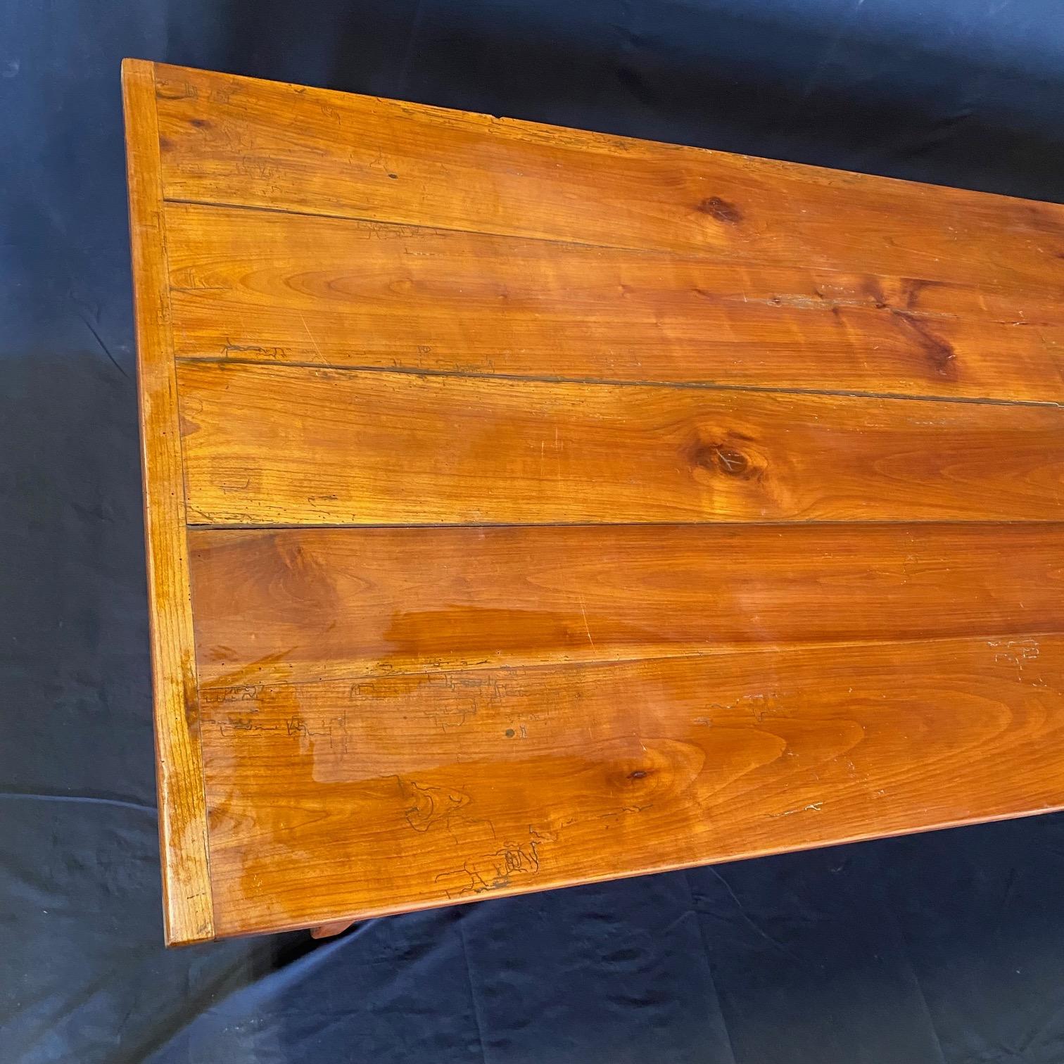 XIXe siècle Table à manger de ferme en cerisier de Provence du 19ème siècle en vente