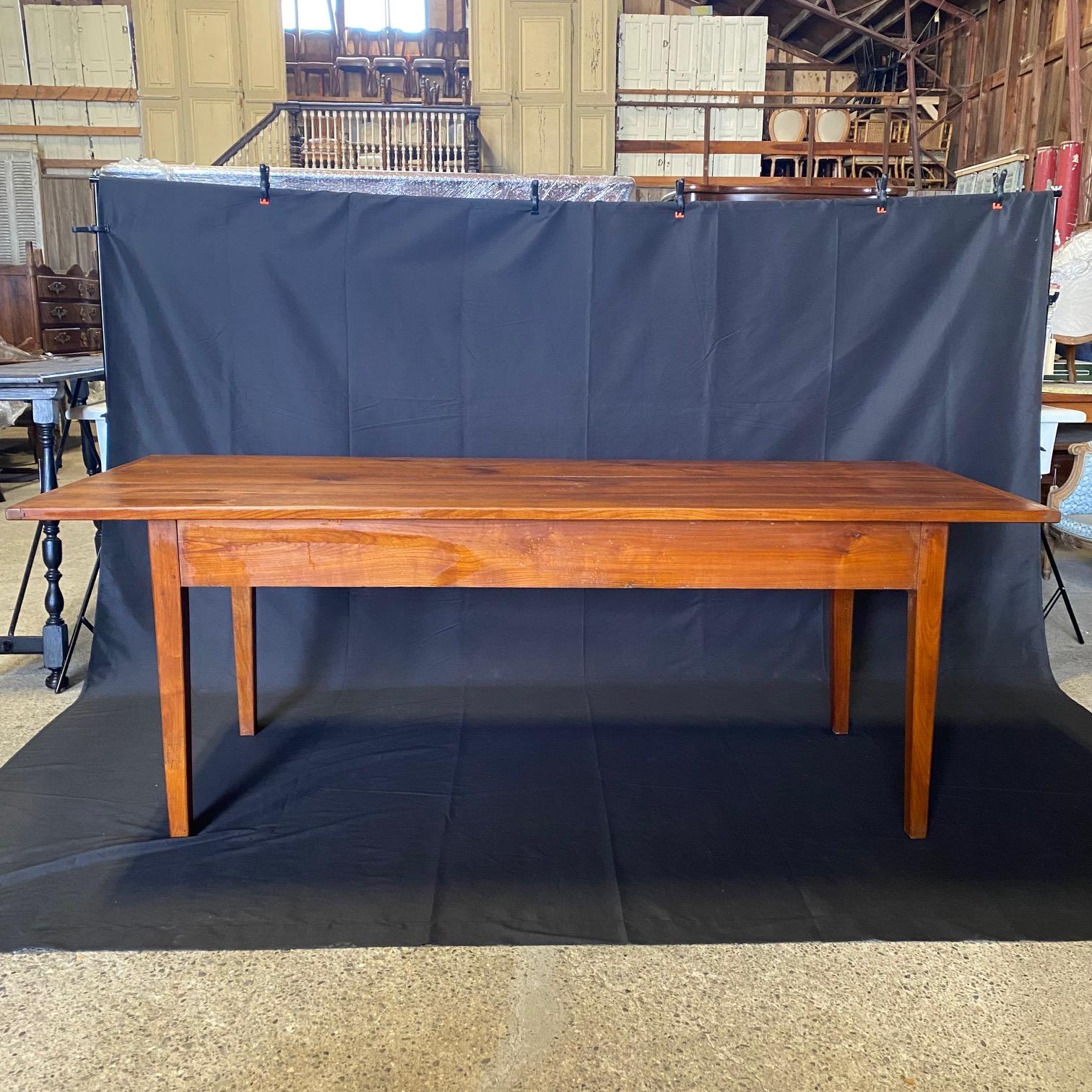 Cerise Table à manger de ferme en cerisier de Provence du 19ème siècle en vente
