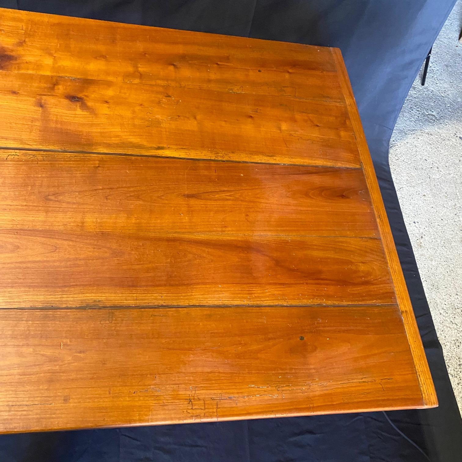 Table à manger de ferme en cerisier de Provence du 19ème siècle en vente 1