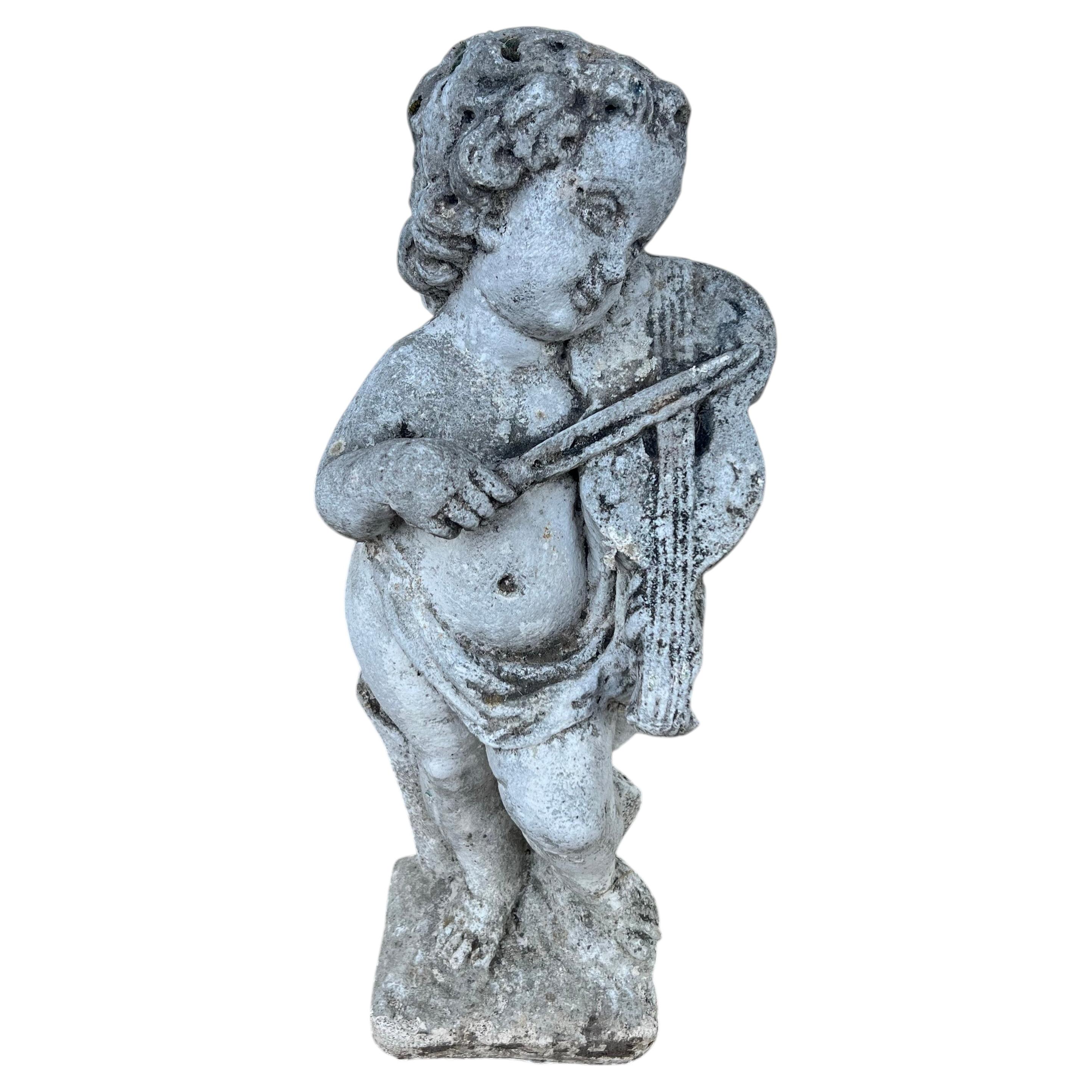 Statue de jardin représentant un chérubin français du XIXe siècle jouant du violon en vente