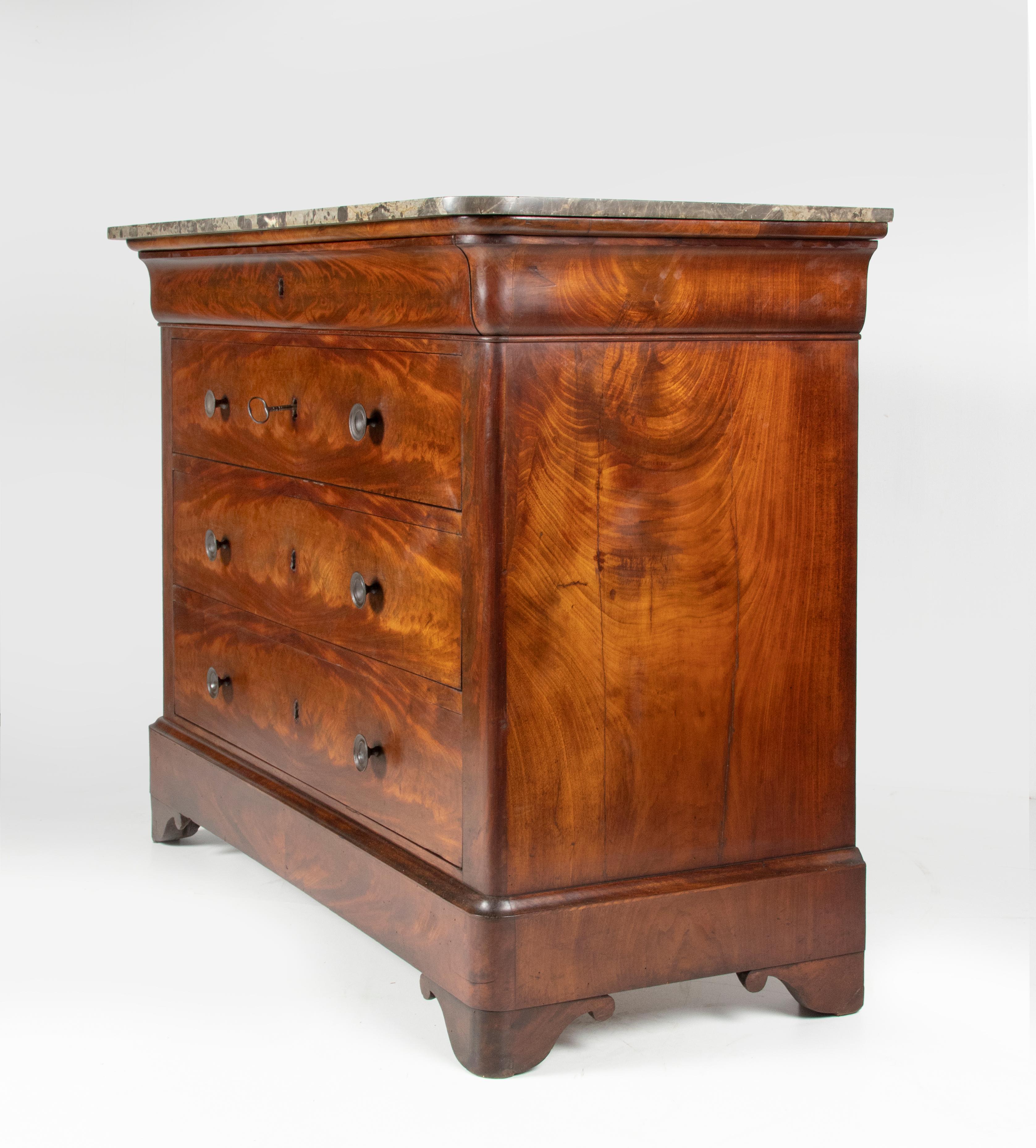 French 19th Century Chest of Drawers, Mahogany Veneer with Marble Top In Good Condition For Sale In Casteren, Noord-Brabant