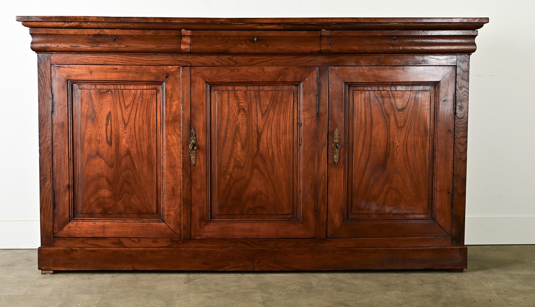 Questa enfilade in legno di quercia e castagno è un pezzo sostanzioso per ancorare qualsiasi stanza, con oltre due metri di lunghezza e più di un metro di altezza. Lo stile transizionale predilige le linee pulite per lasciare che le ricche tonalità