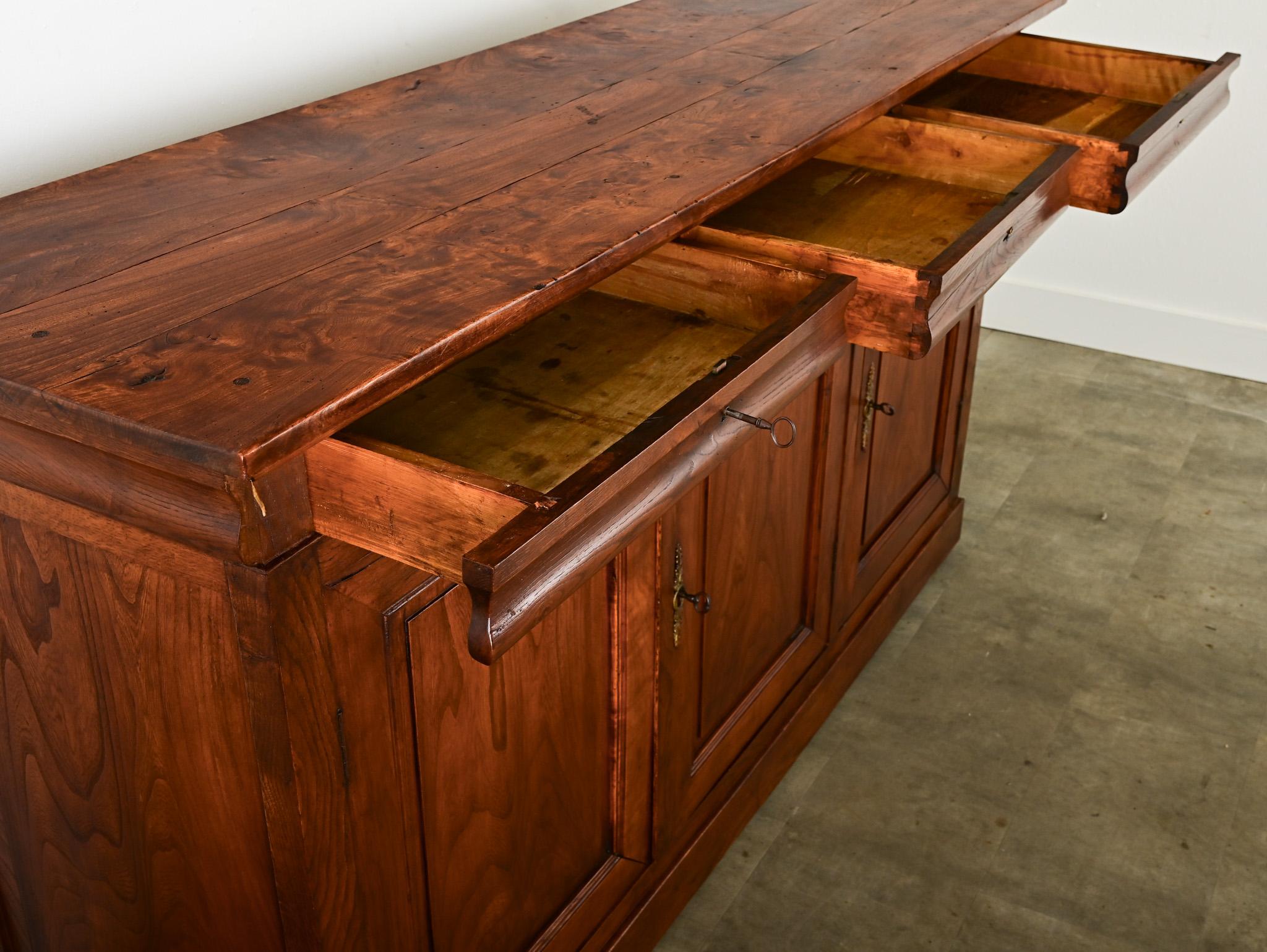 Intagliato a mano Enfilade francese del XIX secolo in castagno e Oak in vendita