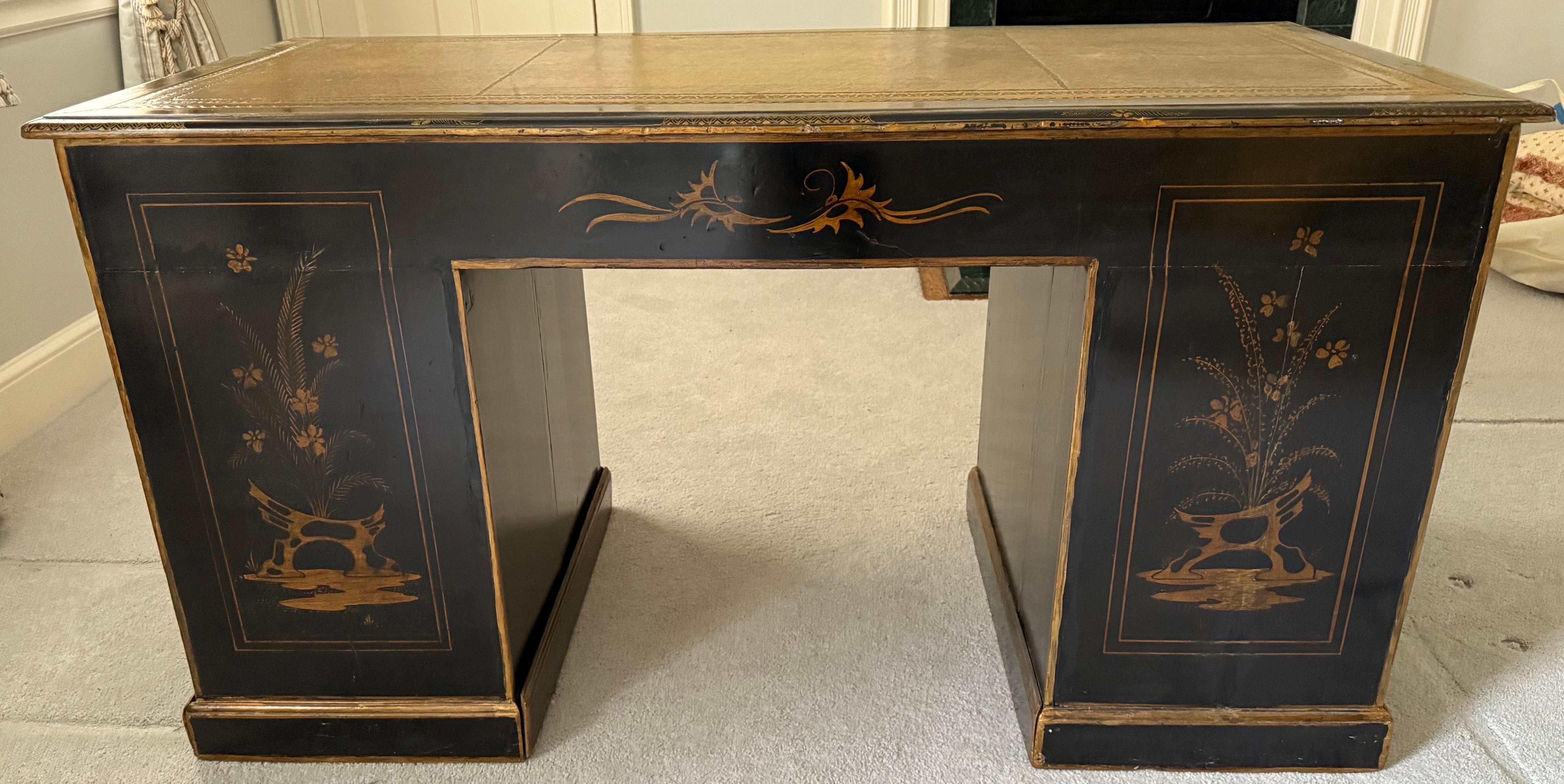 French 19th Century Chinoiserie Kneehole Handpainted Writing Desk Table 9 Drawer In Good Condition In West Hartford, CT