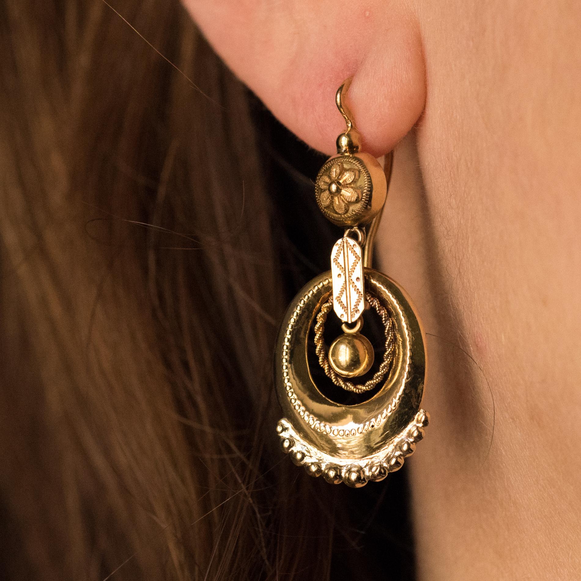French 19th Century Chiseled 18 Karat Yellow Gold Dangle Earrings In Good Condition In Poitiers, FR