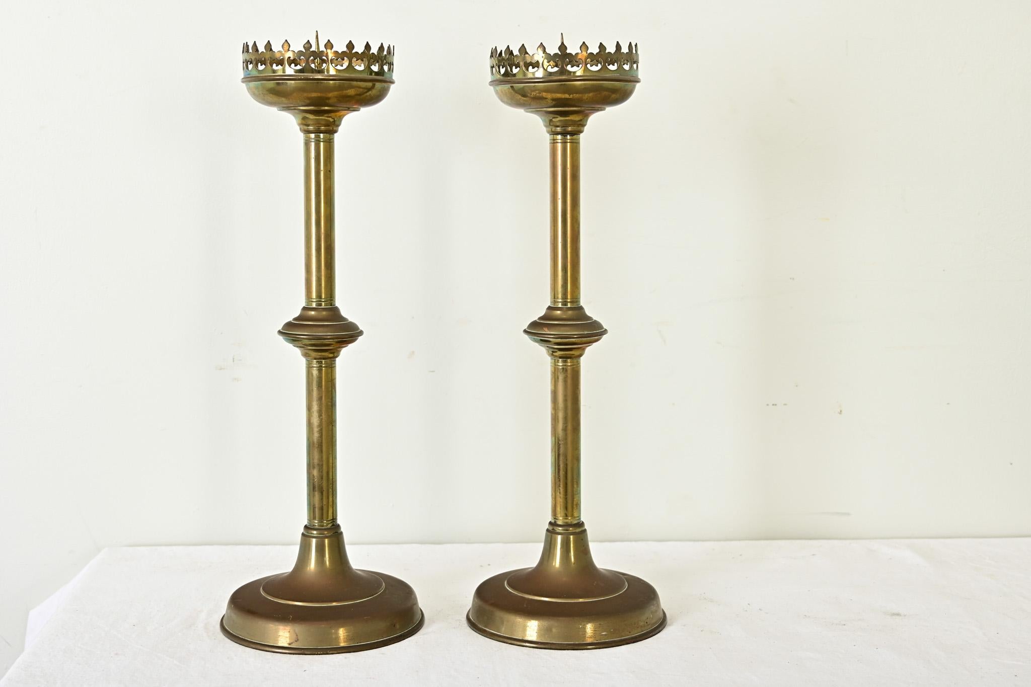 Candeleros de altar de iglesia franceses del siglo XIX Gótico en venta