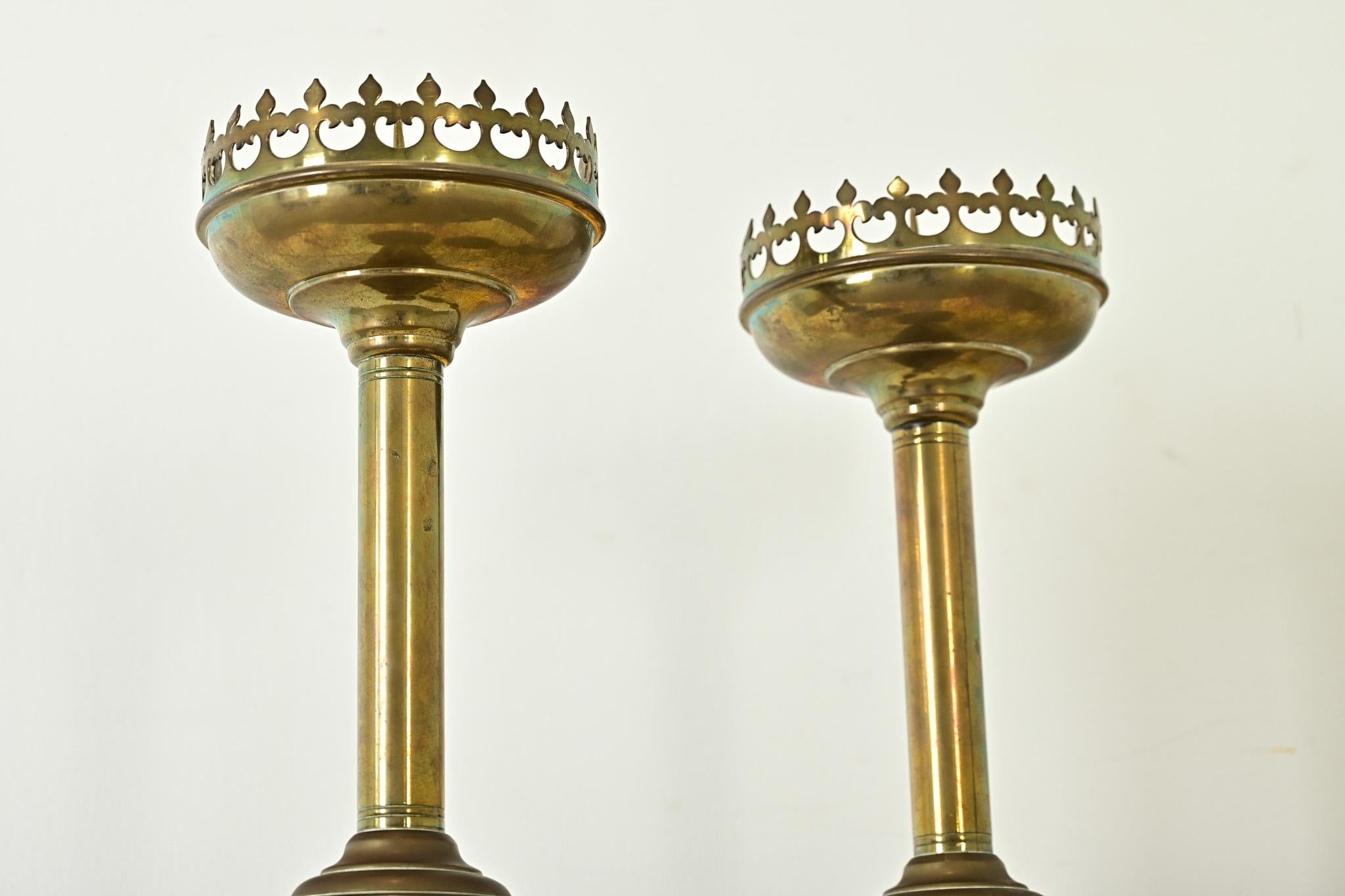 Candeleros de altar de iglesia franceses del siglo XIX Latón en venta