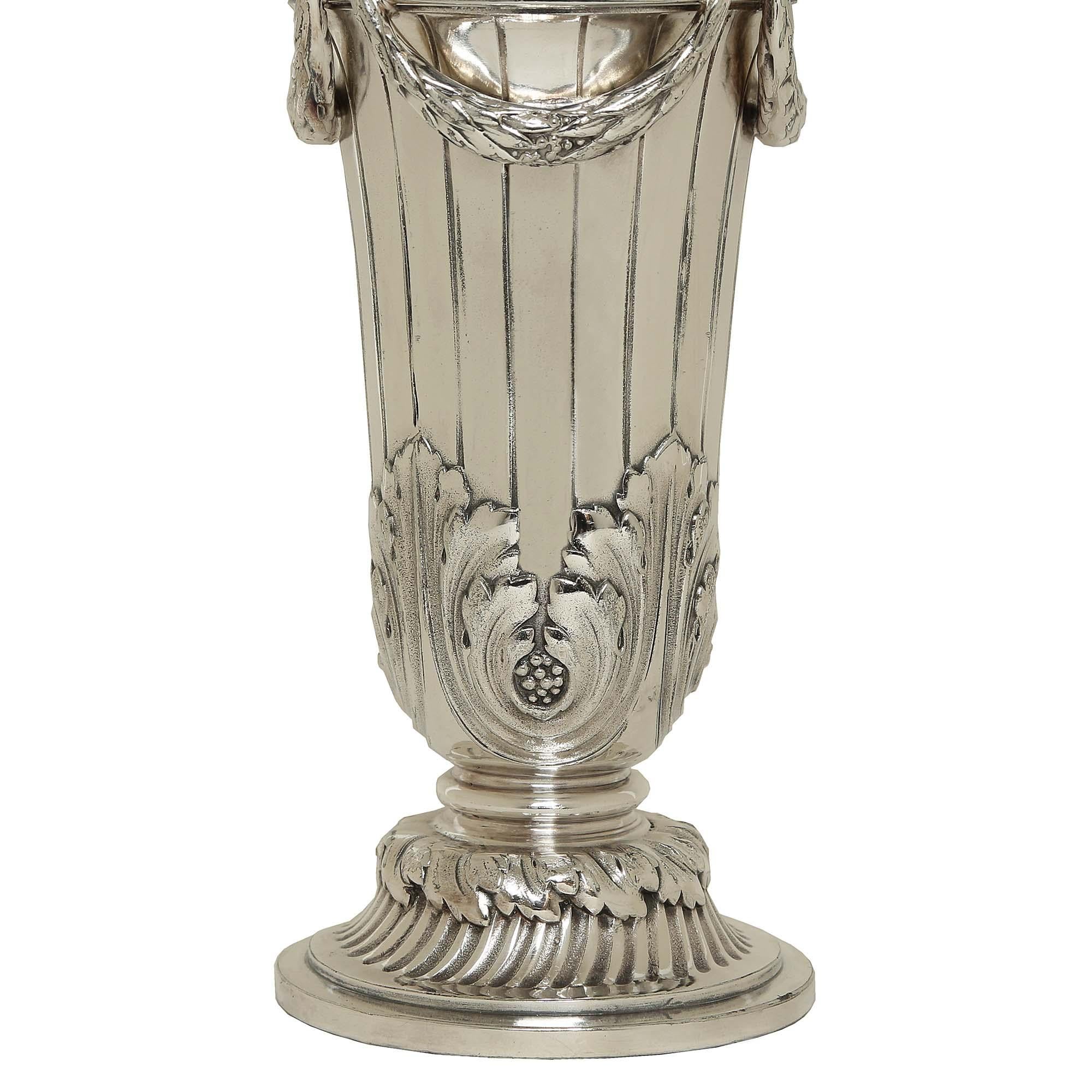 Französisch 19. Jahrhundert, um 1880, Louis XVI St. Paar Vasen aus versilberter Bronze (Beschichtet) im Angebot