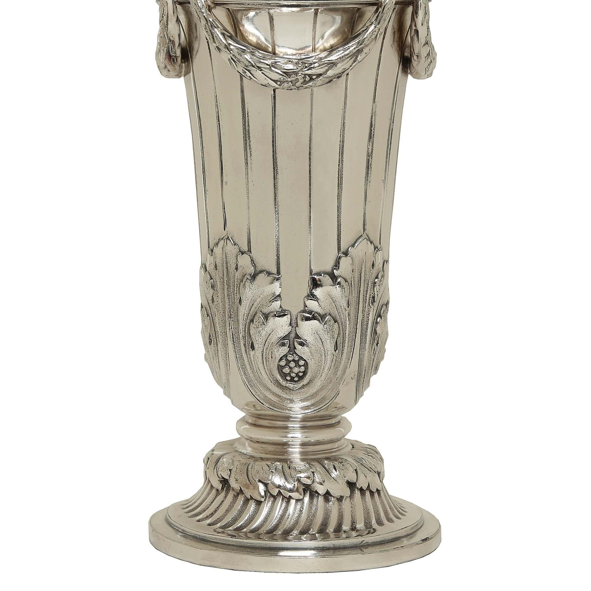 Placcato Coppia di vasi in bronzo argentato francesi del XIX secolo, circa 1880, Luigi XVI St. in vendita