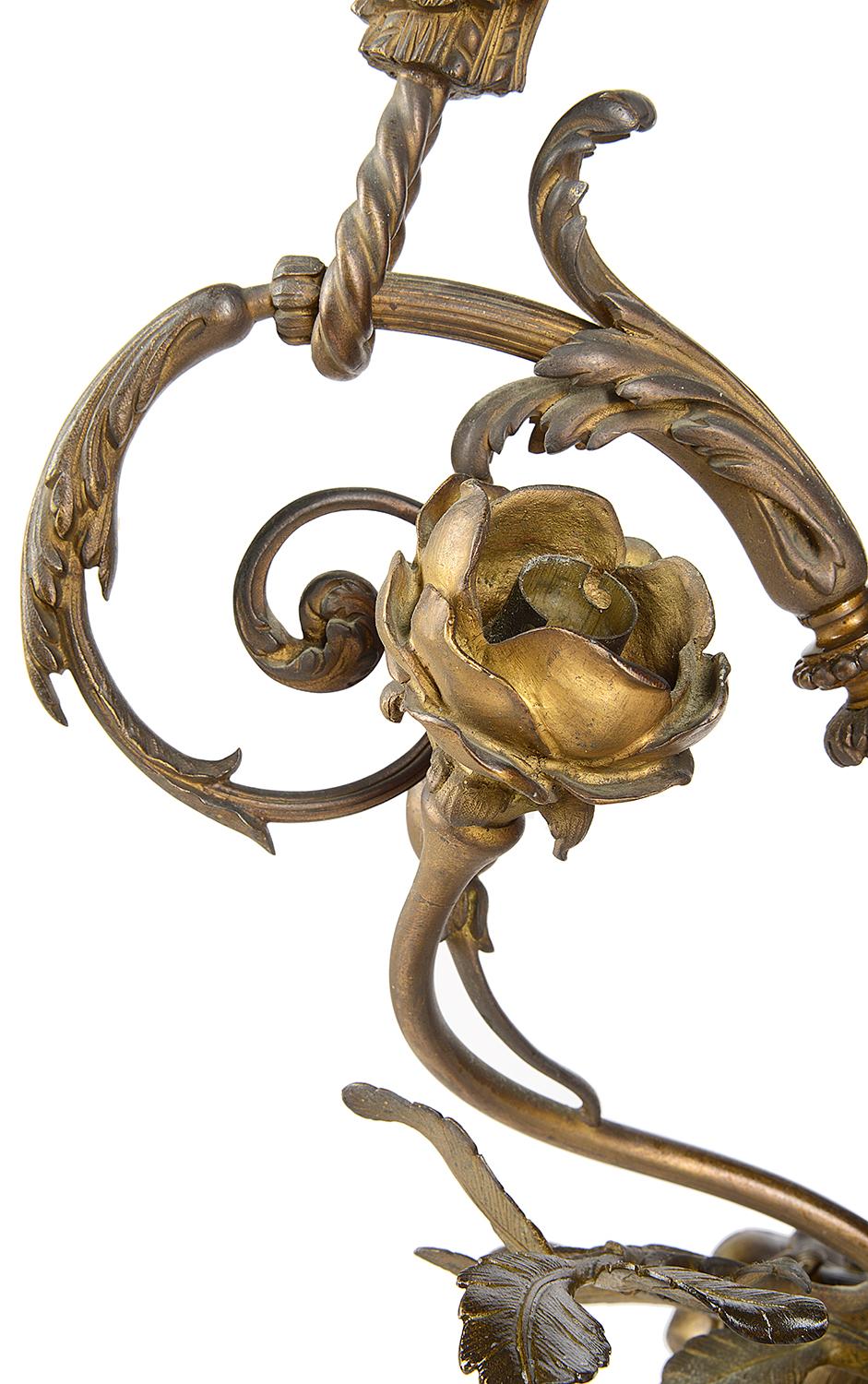 Eine sehr beeindruckende gute Qualität des späten 19. Jahrhunderts vergoldet Ormolu und Bronze Kronleuchter mit drei Quaste unterstützt, die bis zu scrolling blattartigen Zweige mit vergoldeten Rose wie Glühbirnenhalter, eine zentrale Bronze Fackel
