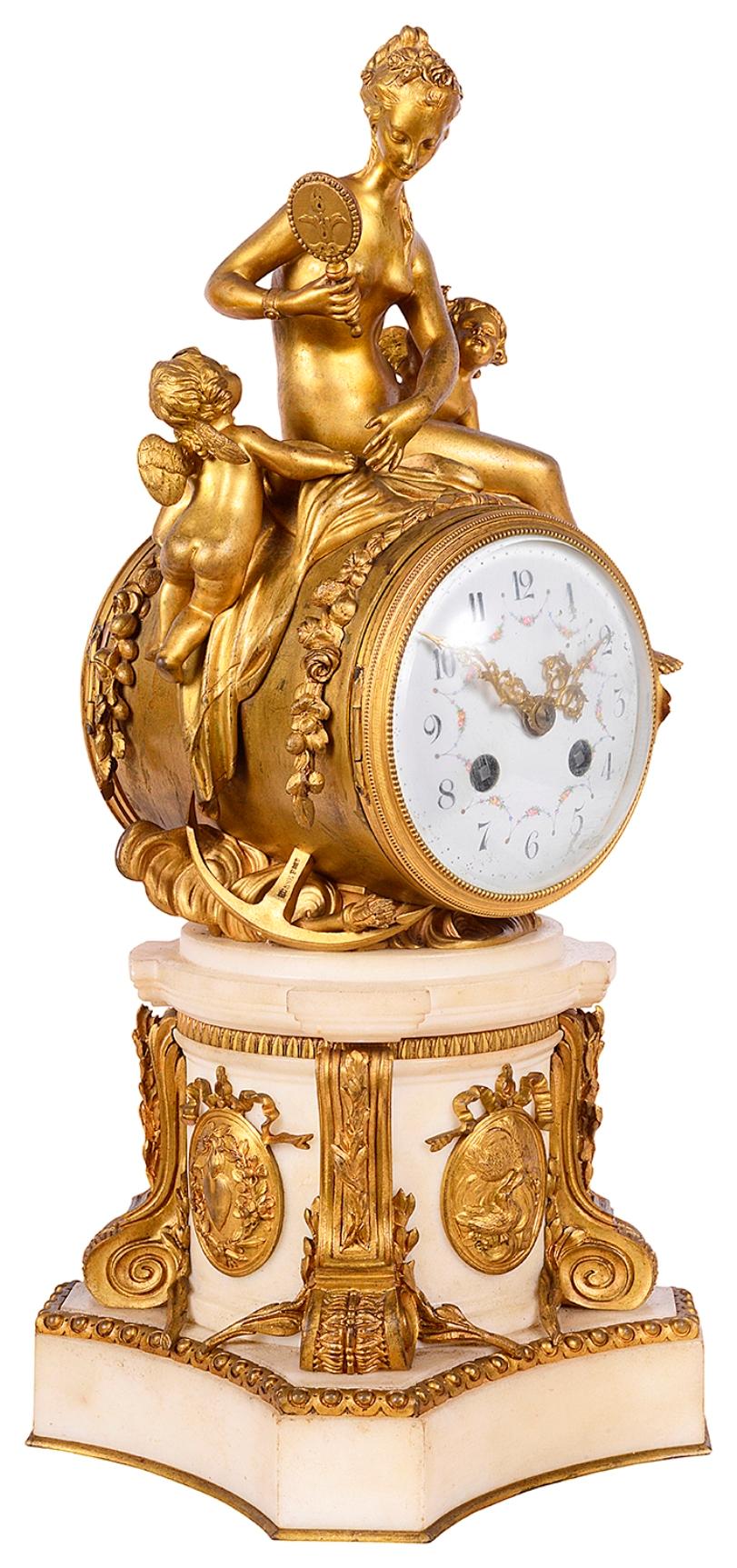 Eine sehr beeindruckende Kaminsimsuhr im klassischen französischen Louis-XVI-Stil des 19. Jahrhunderts mit vergoldeten Ormolu-Figuren einer nackten Jungfrau, die in einen Spiegel schaut, mit zwei Putten an ihrer Seite, über einem Zifferblatt aus
