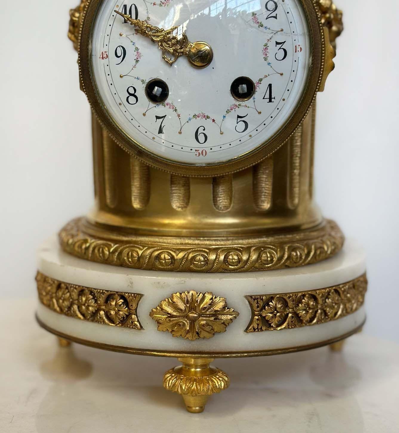 Französische Uhr und Kandelaber Cherub-Set aus dem 19. Jahrhundert im Angebot 1