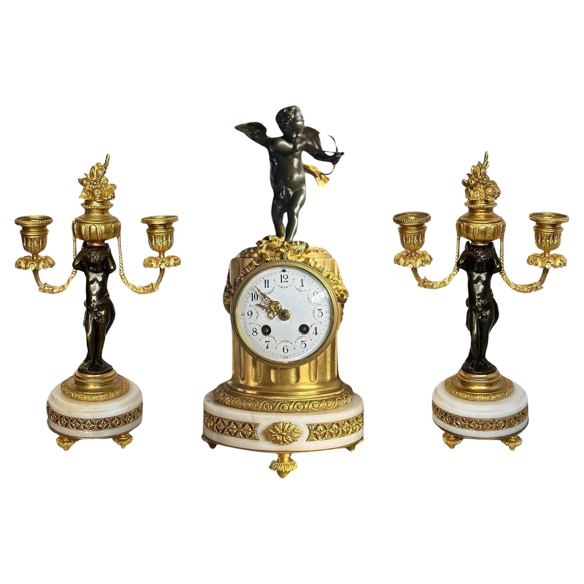 Französische Uhr und Kandelaber Cherub-Set aus dem 19. Jahrhundert im Angebot