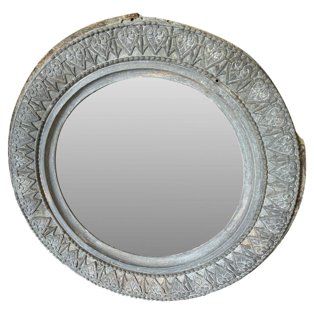 Un très beau cadre d'horloge français du 19ème siècle, transformé en miroir. Fabriqué en zinc avec de magnifiques détails en repousse. Le verre/miroir est ancien. 