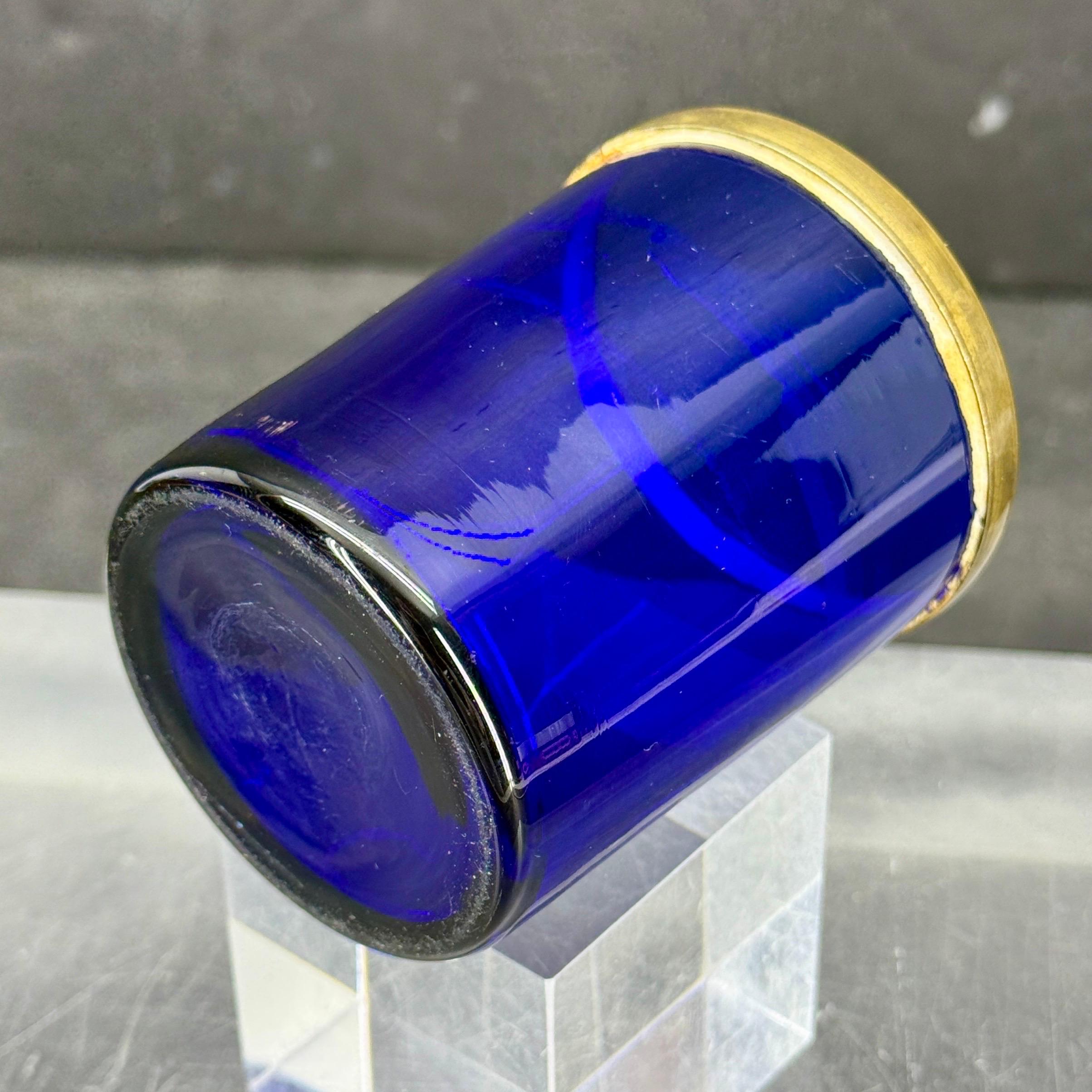 Vidrio francés azul cobalto del siglo XIX con borde de bronce en venta 4
