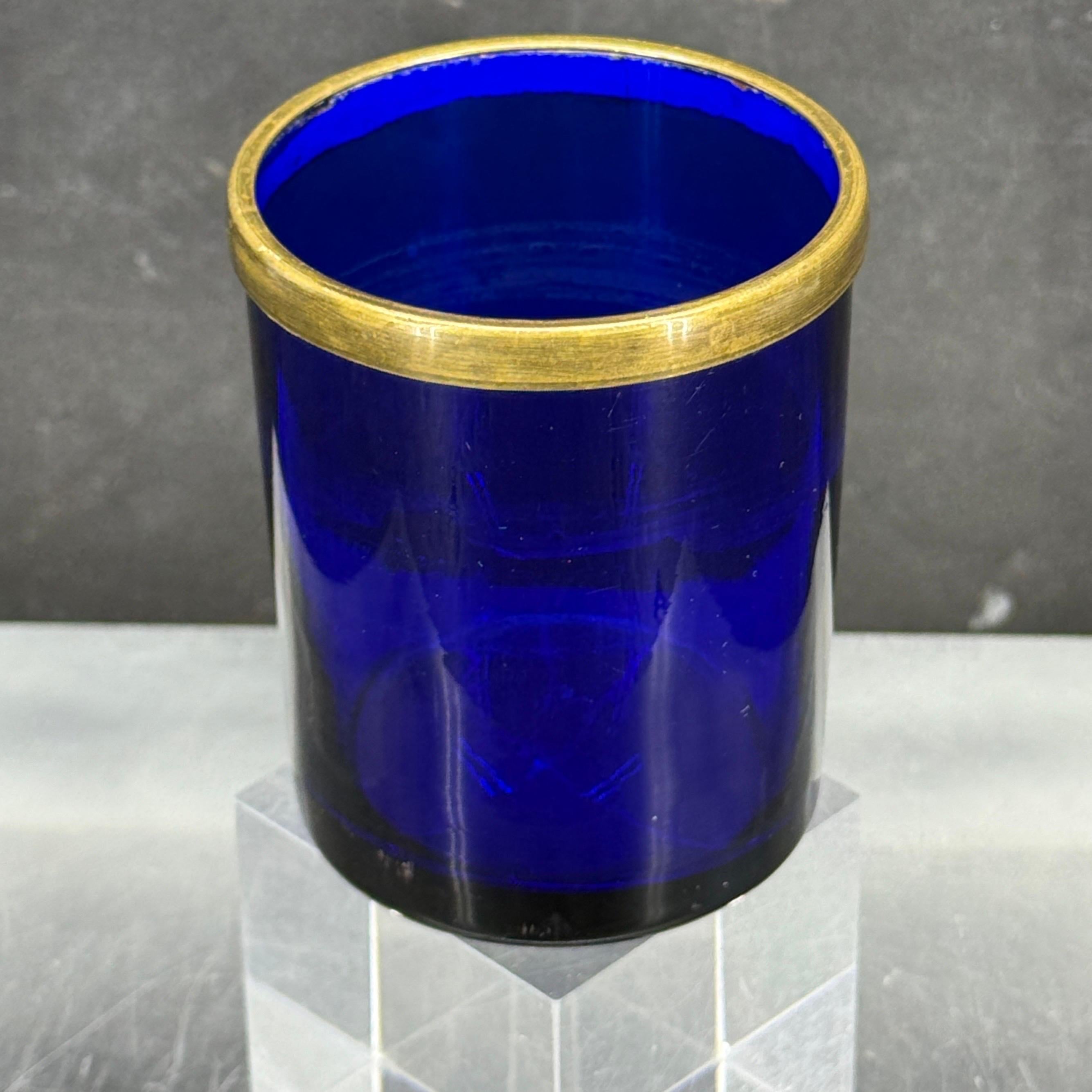 Vidrio francés azul cobalto del siglo XIX con borde de bronce Imperio en venta